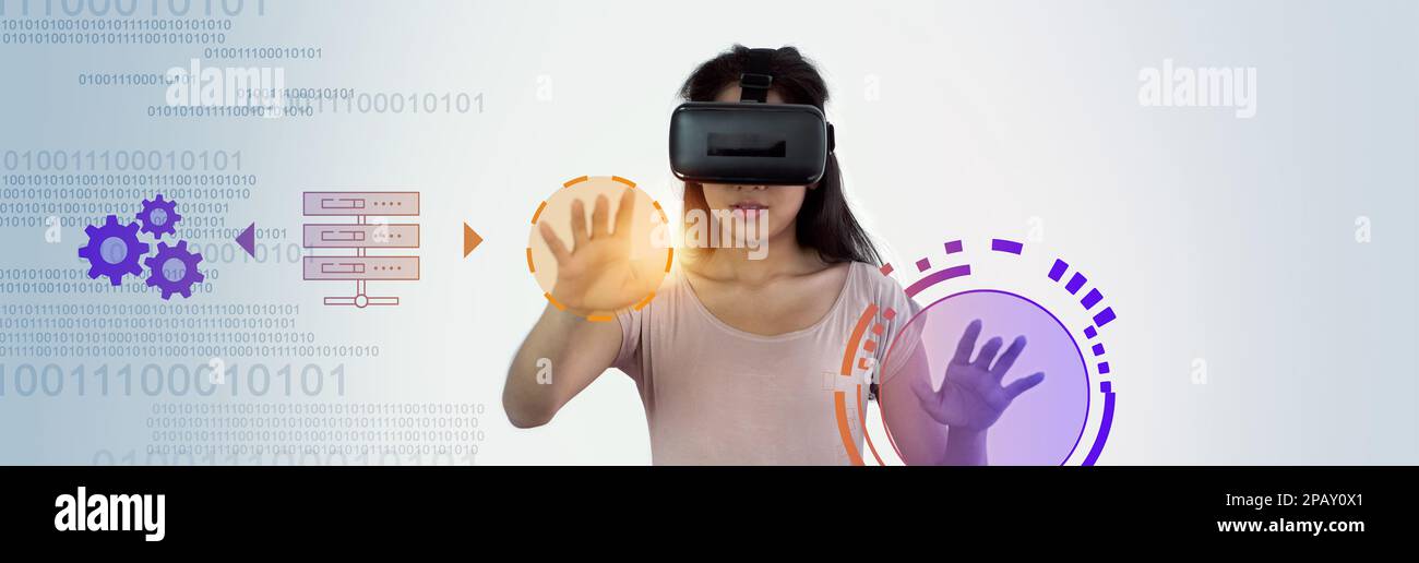 Giovane donna asiatica che indossa occhiali VR Virtual Global connessione Internet Metaverse, sistema di gestione, automazione di database online per gestire in modo efficiente Foto Stock