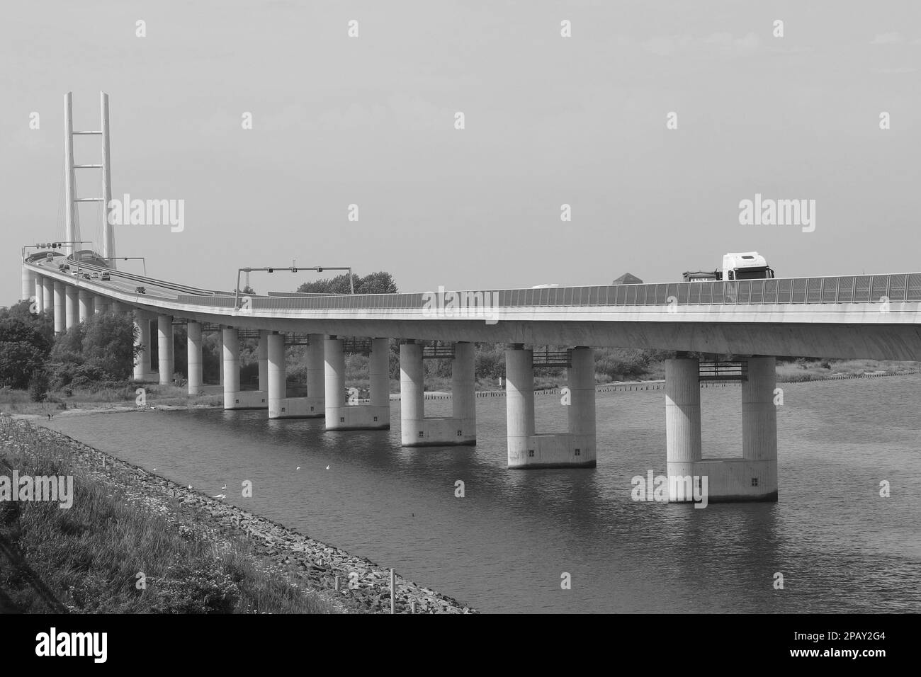 Il ponte Rügen sull'isola di Rügen è il più grande ponte sospeso in Germania. Foto Stock