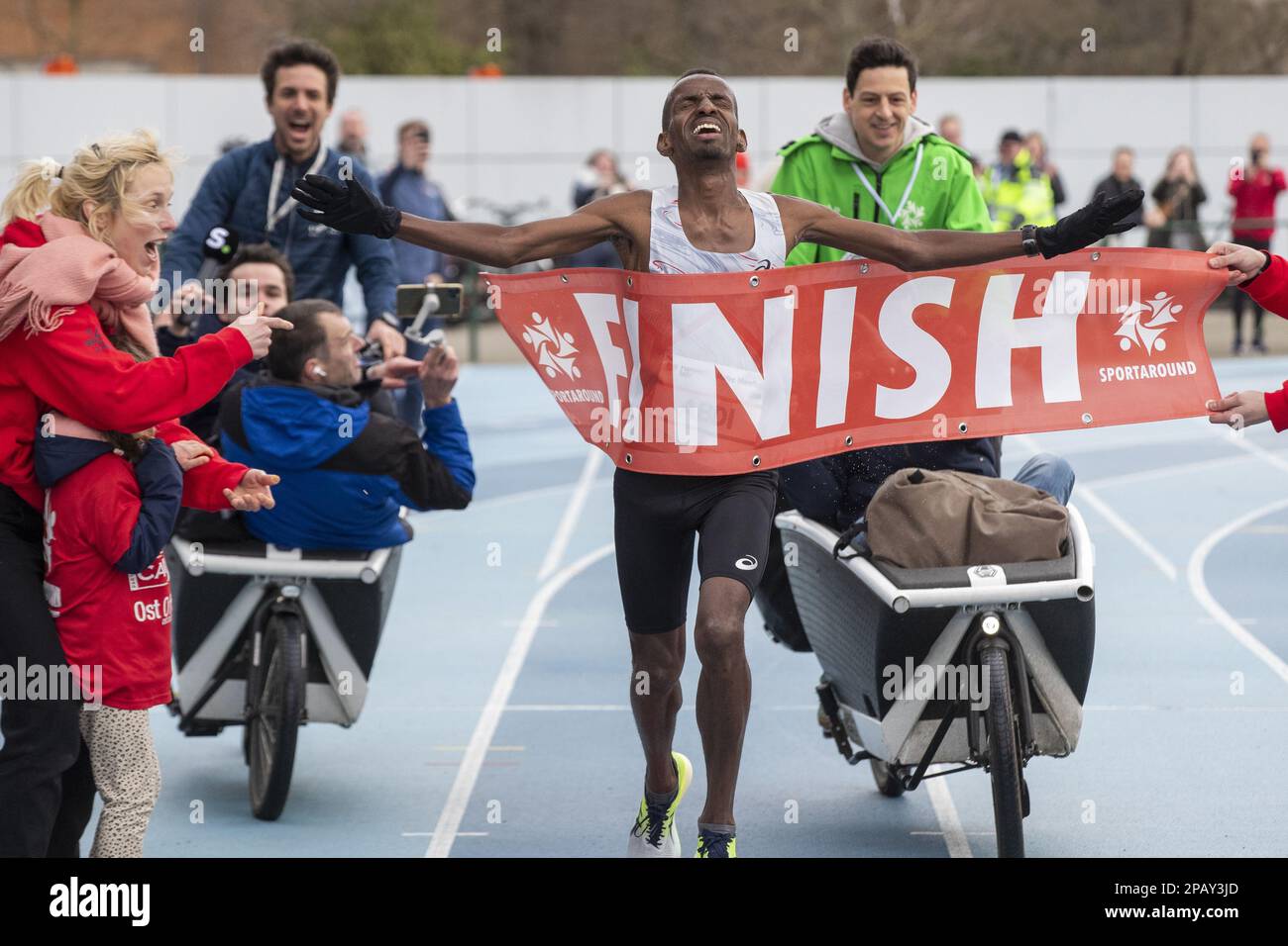 L'atleta belga Bashir Abdi festeggia ai campionati belgi di mezza maratona, domenica 12 marzo 2023, a Gentbrugge. L'atleta belga Abdi è riuscito nel suo tentativo di rompere il record belga di 26 anni della mezza maratona di Mourhit da 1:00:18 a 59:51. FOTO DI BELGA NICOLAS MAETERLINCK Credit: Belga News Agency/Alamy Live News Foto Stock