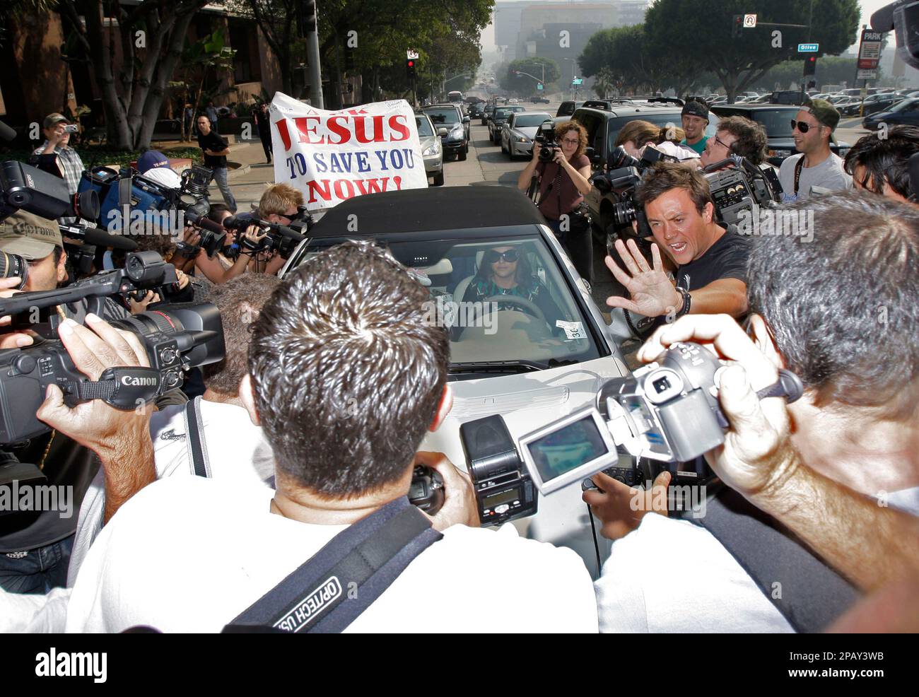 Britney Spears arrives at court for a hearing to work out custody arrangements with her ex-husband Kevin Federline for their two young sons on Friday, Oct. 26, 2007, in Los Angeles. (AP Photo/Kevork Djansezian) Foto Stock