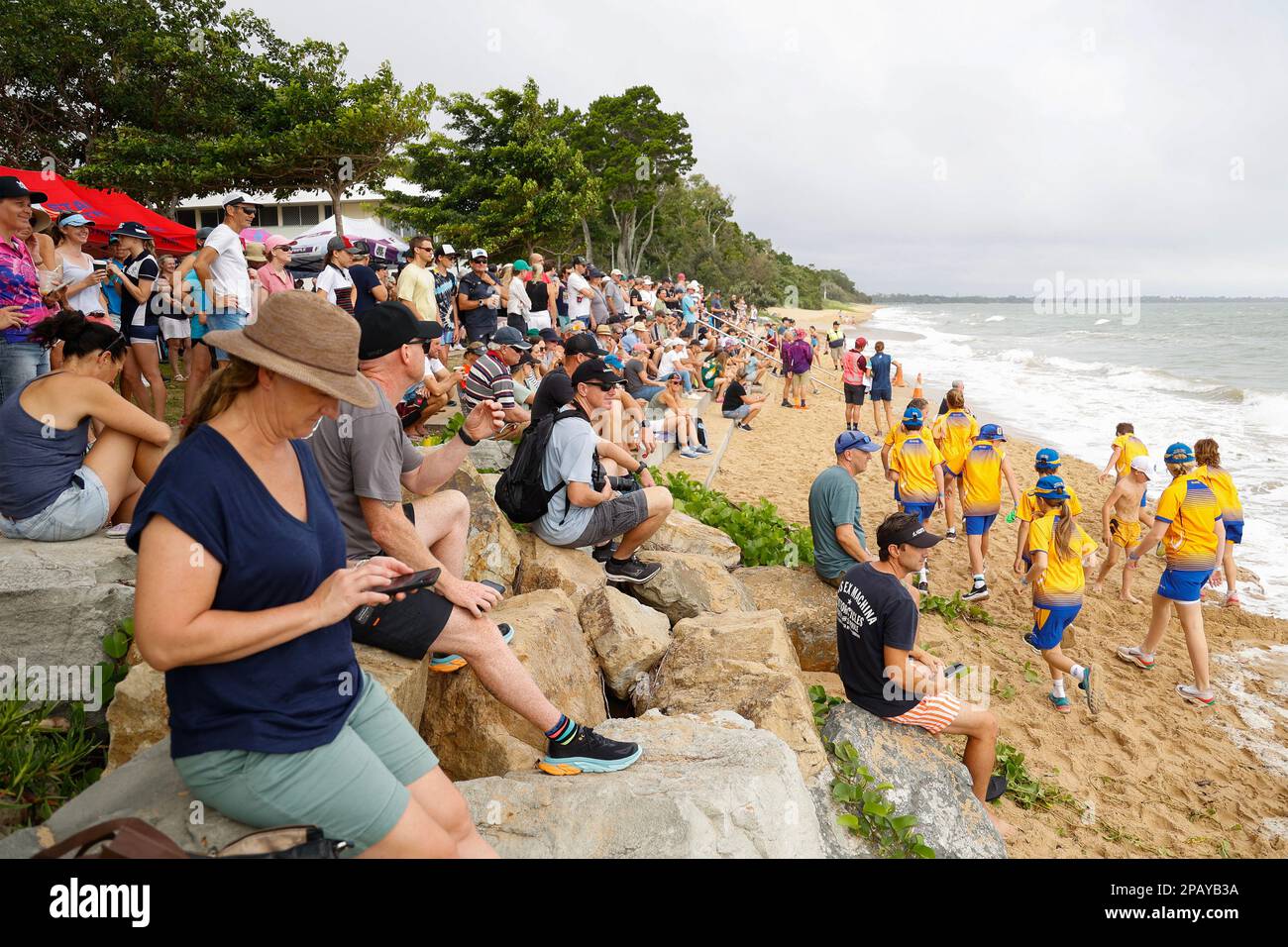 Spettatori che guardano il Triathlon delle Scuole nazionali a Hervey Bay, Esplanade, Torquay, Queensland, Australia Foto Stock