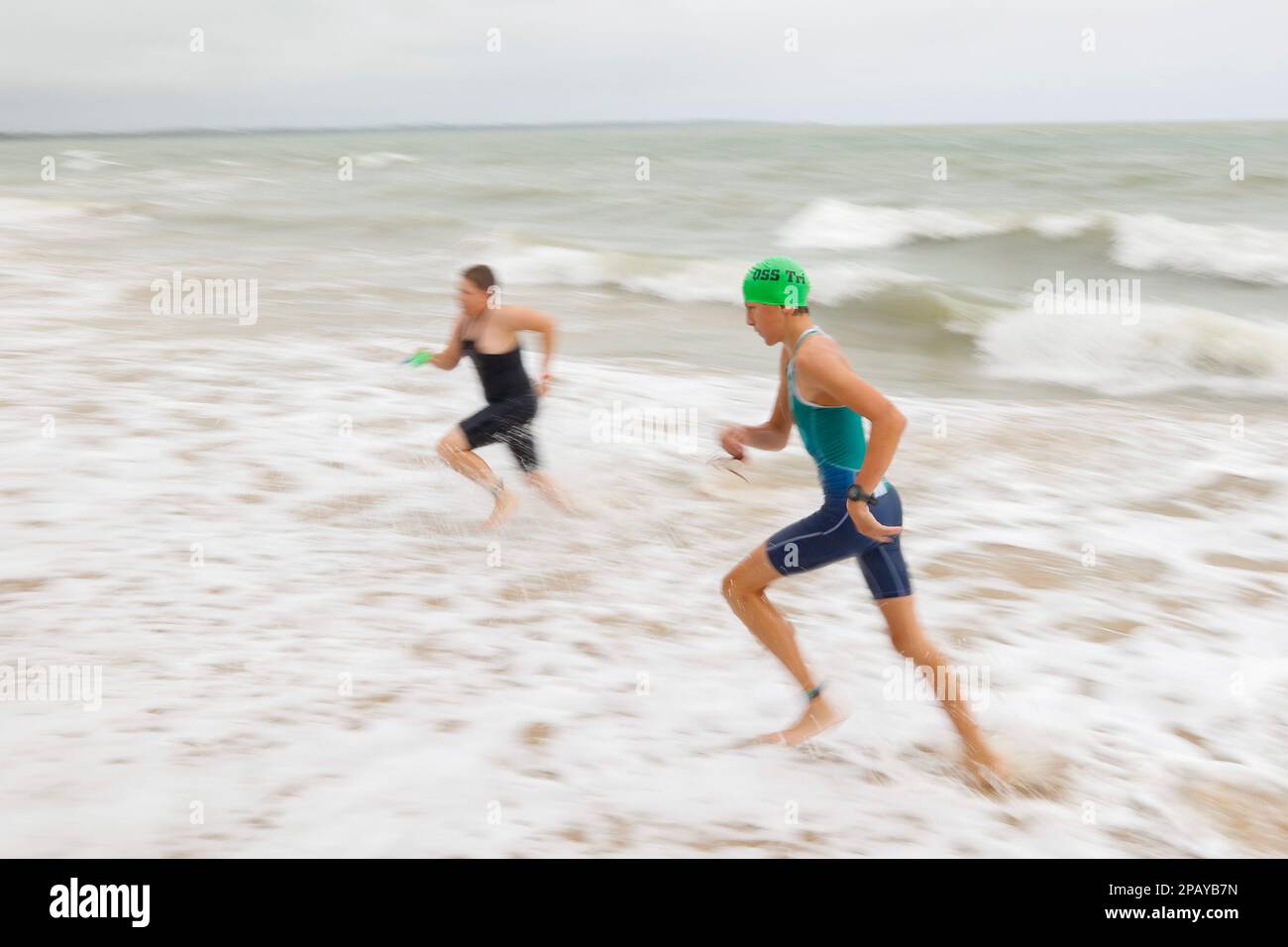 Due studenti sprint fuori dall'acqua presso le scuole nazionali Triathlon a Hervey Bay, Torquay, Queensland, Australia Foto Stock