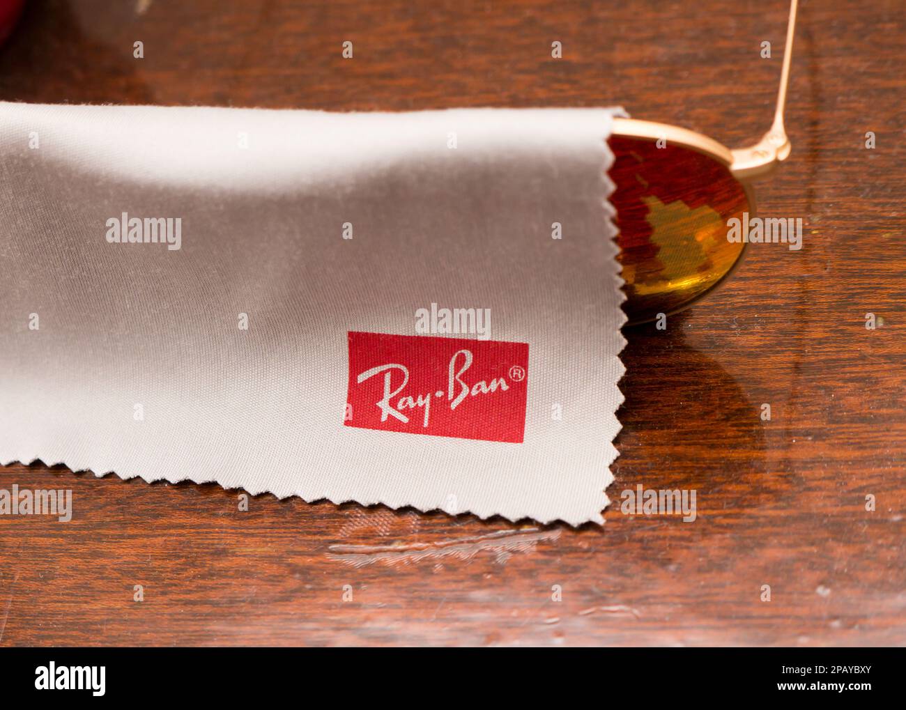 Occhiali da sole Ray-Ban RB 3447. Ray-Ban è un marchio di occhiali da sole e occhiali creati nel 1937 dalla società americana Bausch & Lomb. Foto Stock