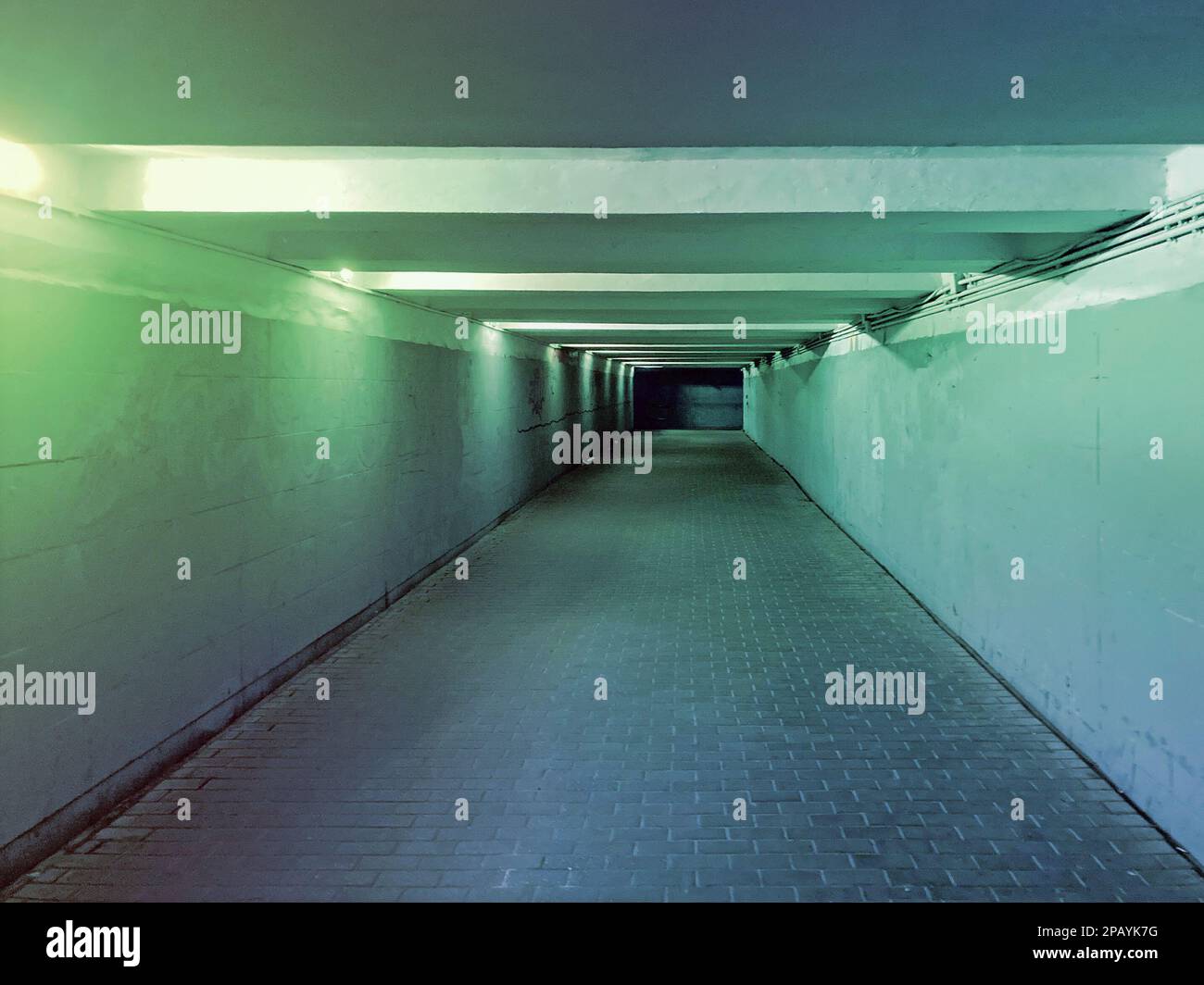 Tunnel di drenaggio in cemento quadrato con una luce dall'alto. tunnel quadrato vuoto Foto Stock