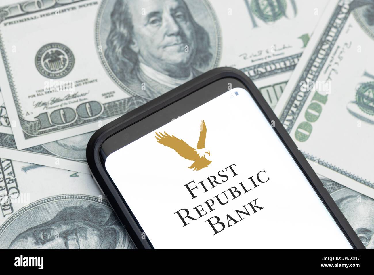 Galizia, Spagna; 12 marzo 2023: Logo della società di servizi finanziari della First Republic Bank sullo schermo dello smartphone e sfondo delle banconote in dollari Foto Stock