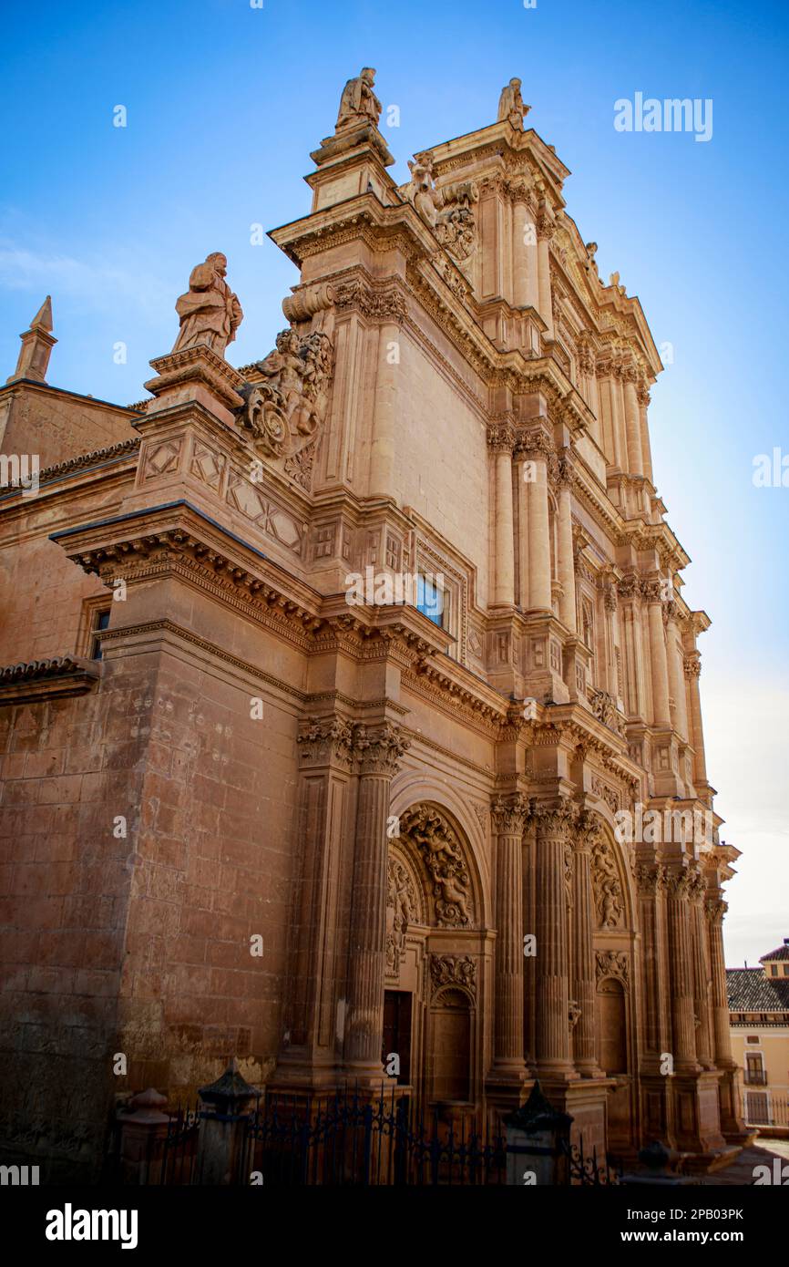 Vista laterale della faata monumentale della Collegiata di San Patricio in stile rinascimentale e ben decorata con sculture in Lorca, Murc Foto Stock