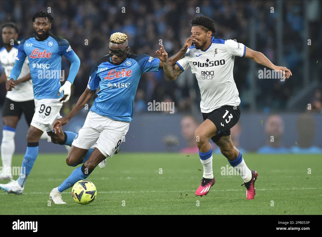 Victor Osimhen di SSC Napoli compete per la palla con Jose Dos Santos Ederson di Atalanta durante la Serie A match tra SSC Napoli e Atalanta BC allo Stadio Diego Armando Maradona Credit: Live Media Publishing Group/Alamy Live News Foto Stock