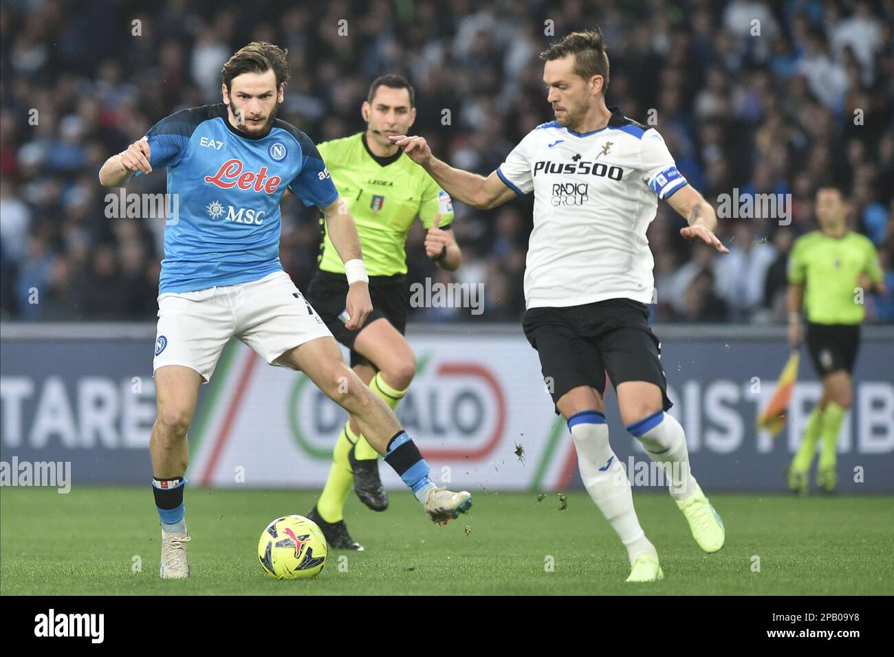 Khvicha Kvaratskhelia di SSC Napoli compete per la palla con Rafael Toloi di Atalanta durante la Serie Una partita tra SSC Napoli e Atalanta BC allo stadio Diego Armando Maradona Credit: Live Media Publishing Group/Alamy Live News Foto Stock