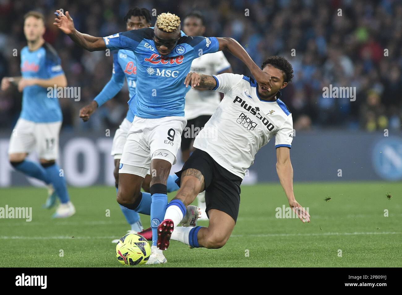 Victor Osimhen di SSC Napoli compete per la palla con Jose Dos Santos Ederson di Atalanta durante la Serie A match tra SSC Napoli e Atalanta BC allo Stadio Diego Armando Maradona Credit: Live Media Publishing Group/Alamy Live News Foto Stock
