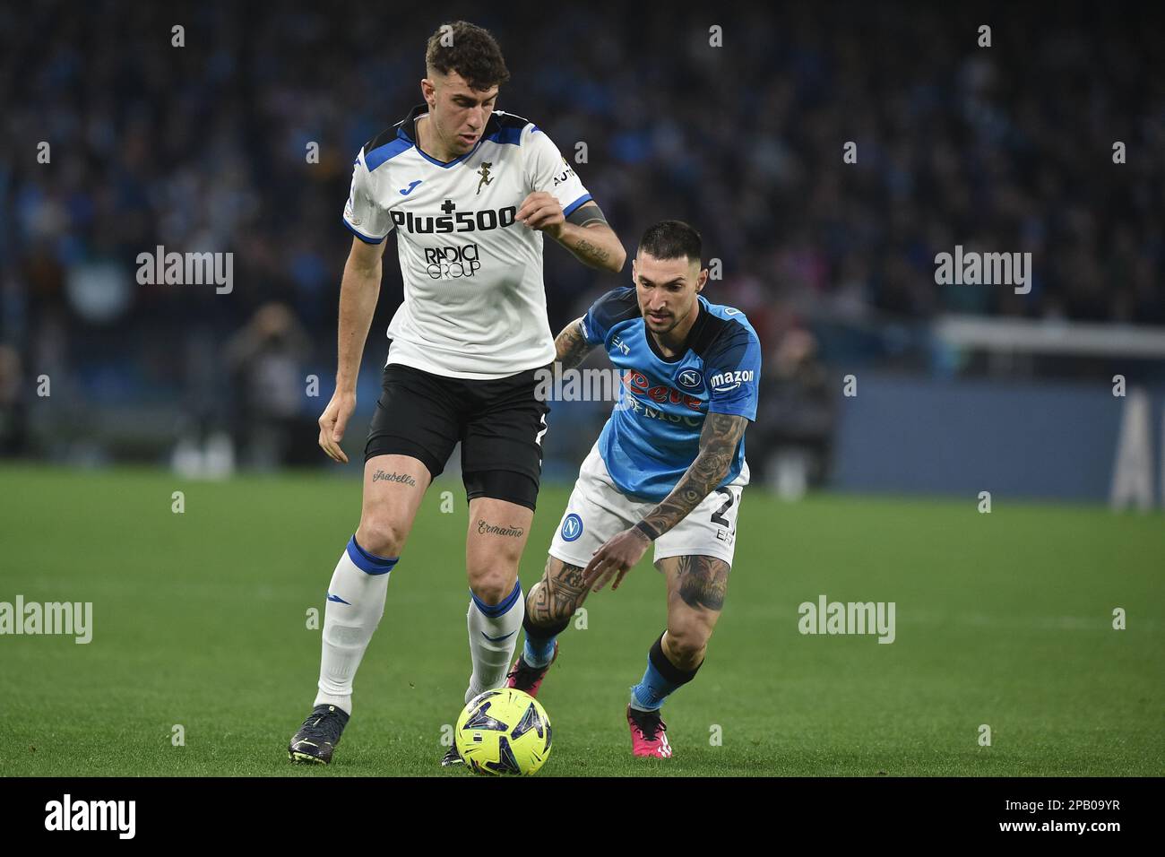 Matteo Ruggeri di Atalanta compete per la palla con Matteo Politano di SSC Napoli durante la Serie A match tra SSC Napoli e Atalanta BC allo stadio Diego Armando Maradona Credit: Live Media Publishing Group/Alamy Live News Foto Stock