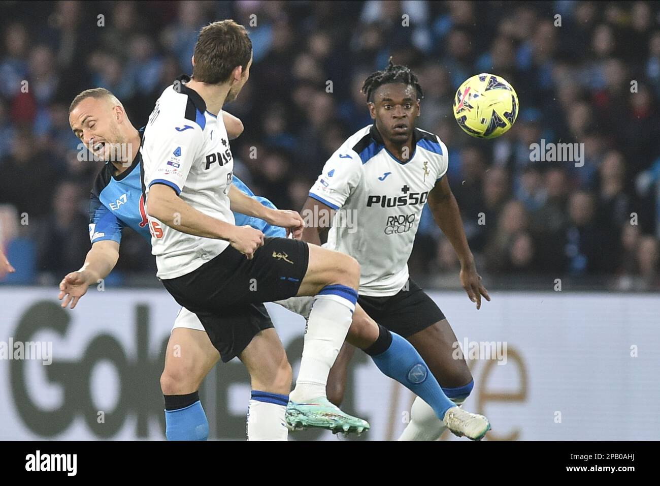Duvan Zapata di Atalanta compete per la palla con Stanislav Lobotka di SSC Napoli durante la Serie Un match tra SSC Napoli e Atalanta BC allo stadio Diego Armando Maradona Credit: Live Media Publishing Group/Alamy Live News Foto Stock