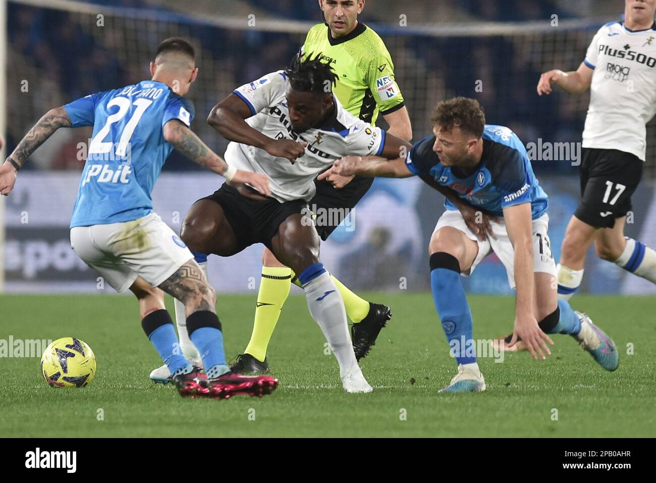 Duvan Zapata di Atalanta compete per la palla con Amir Rrahmani di SSC Napoli durante la Serie Una partita tra SSC Napoli e Atalanta BC allo stadio Diego Armando Maradona Credit: Live Media Publishing Group/Alamy Live News Foto Stock