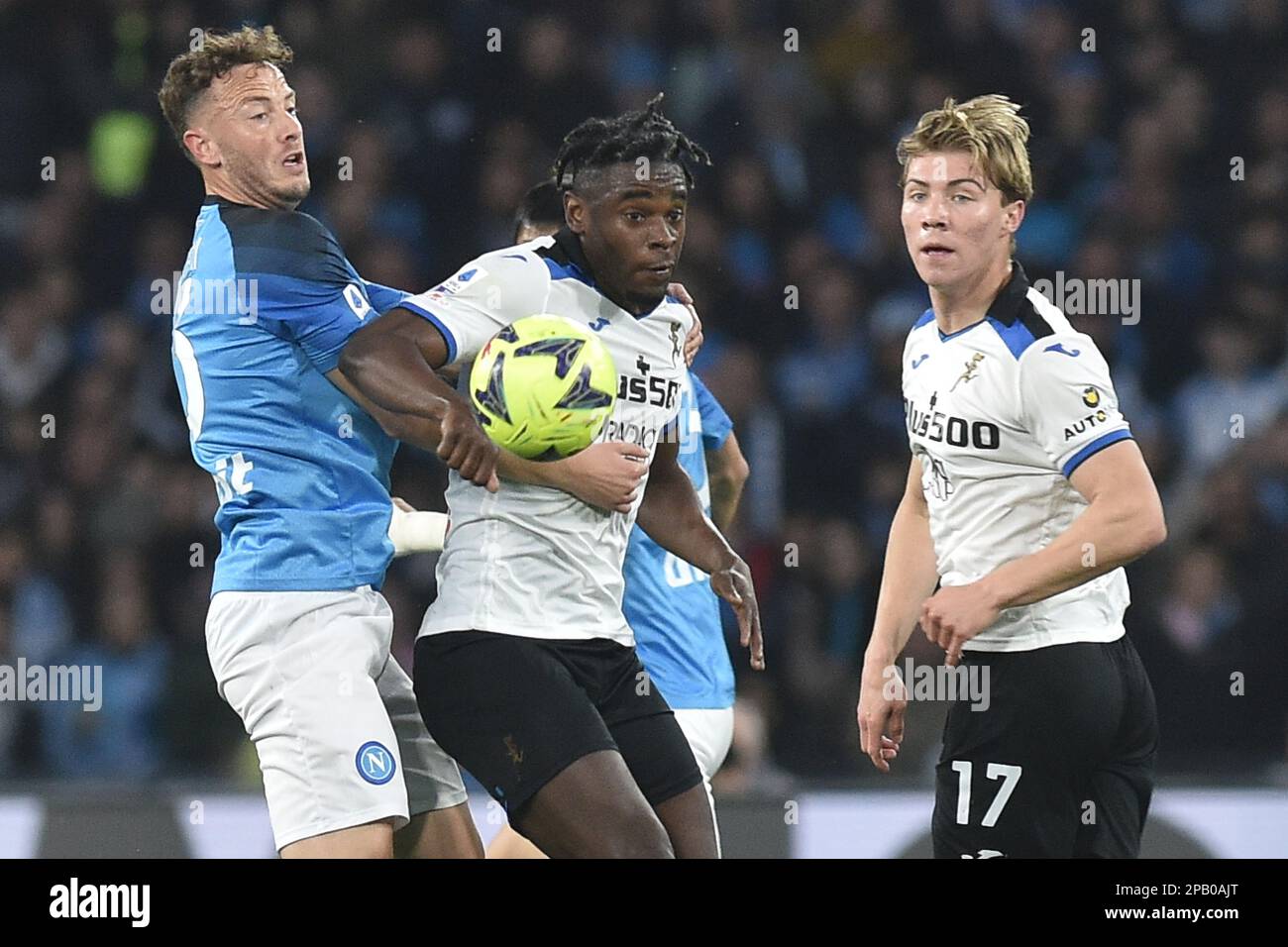 Duvan Zapata di Atalanta compete per la palla con Amir Rrahmani di SSC Napoli durante la Serie Una partita tra SSC Napoli e Atalanta BC allo stadio Diego Armando Maradona Credit: Live Media Publishing Group/Alamy Live News Foto Stock
