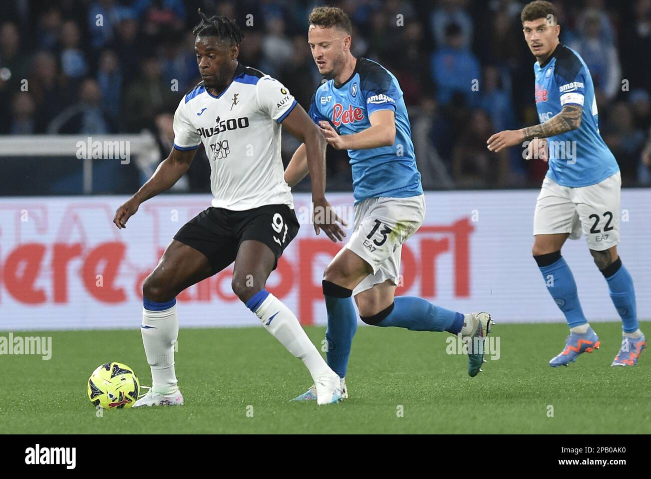 Duvan Zapata di Atalanta compete per la palla con Amir Rrahmani di SSC Napoli durante la Serie Una partita tra SSC Napoli e Atalanta BC allo stadio Diego Armando Maradona Credit: Live Media Publishing Group/Alamy Live News Foto Stock