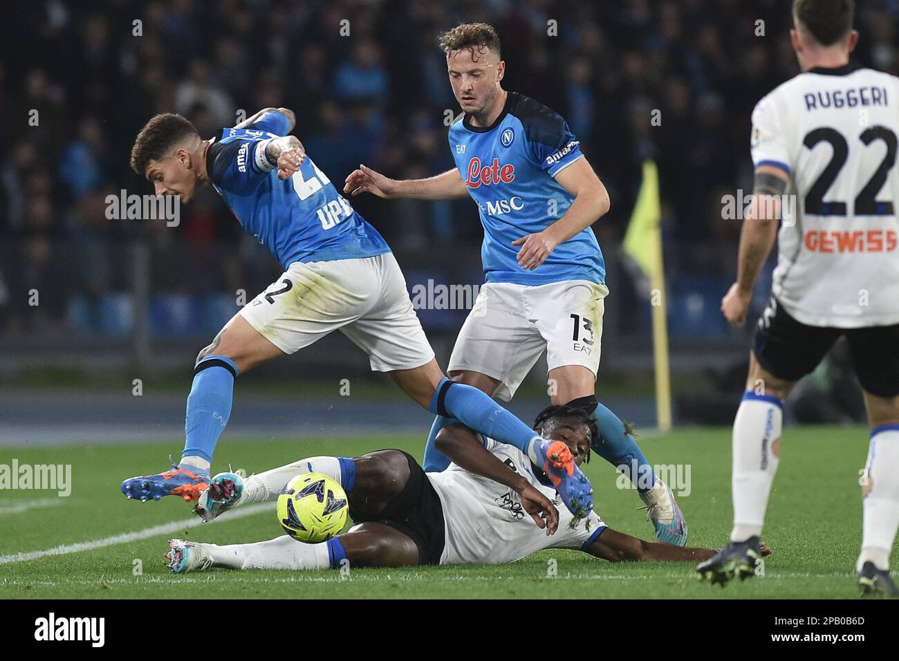 Duvan Zapata di Atalanta compete per la palla con Amir Rrahmani di SSC Napoli durante la Serie Una partita tra SSC Napoli e Atalanta BC allo stadio Diego Armando Maradona Credit: Live Media Publishing Group/Alamy Live News Foto Stock