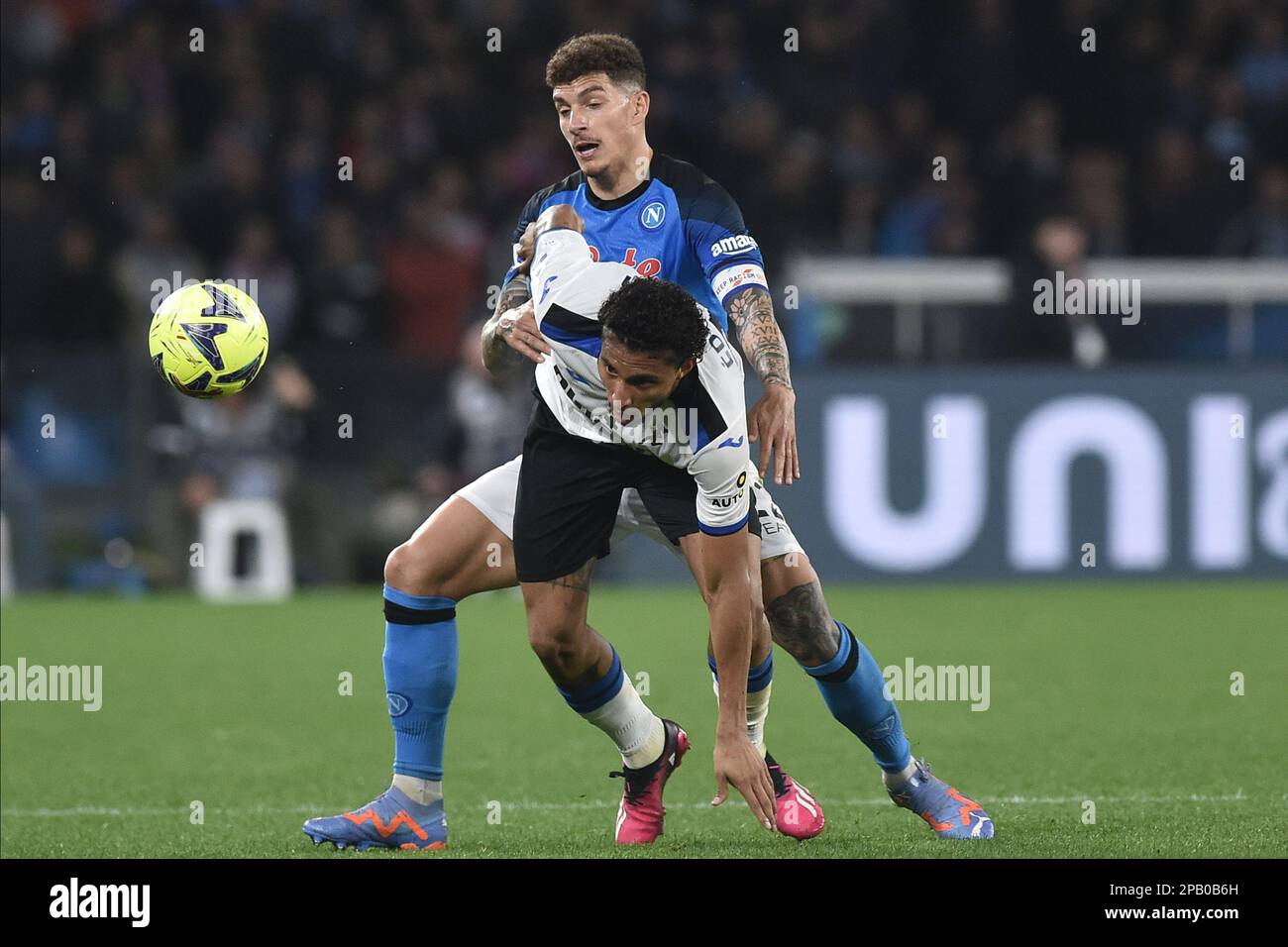 Giovanni di Lorenzo di SSC Napoli compete per la palla con Jose Dos Santos Ederson di Atalanta durante la Serie Un match tra SSC Napoli e Atalanta BC allo Stadio Diego Armando Maradona Credit: Live Media Publishing Group/Alamy Live News Foto Stock