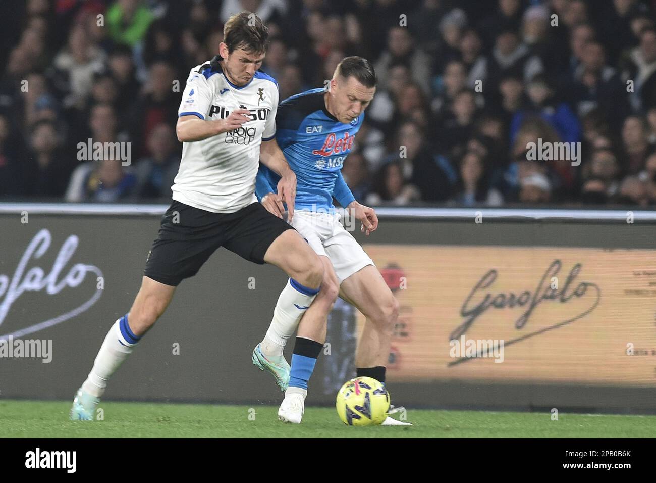 Piotr Zielinski di SSC Napoli compete per la palla con Rafael Toloi di Atalanta durante la Serie A match tra SSC Napoli e Atalanta BC allo Stadio Diego Armando Maradona Credit: Live Media Publishing Group/Alamy Live News Foto Stock