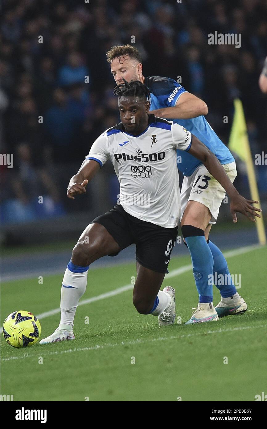 Duvan Zapata di Atalanta compete per la palla con Amir Rrahmani di SSC Napoli durante la Serie Una partita tra SSC Napoli e Atalanta BC allo stadio Diego Armando Maradona Credit: Live Media Publishing Group/Alamy Live News Foto Stock