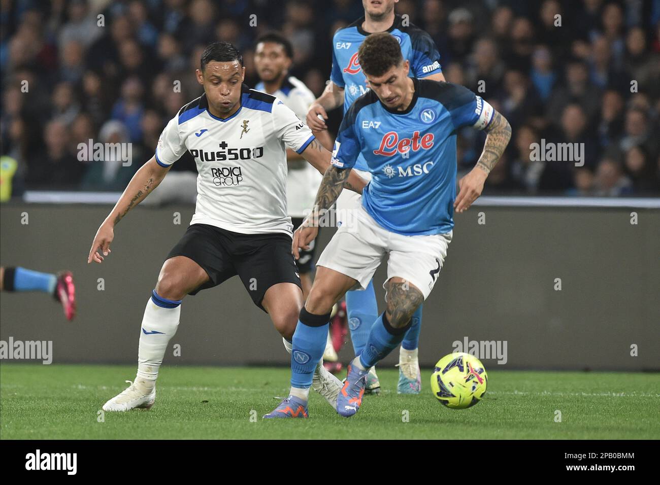 Giovanni di Lorenzo di SSC Napoli compete per la palla con Luisi Muriel di Atalanta durante la Serie A match tra SSC Napoli e Atalanta BC allo stadio Diego Armando Maradona Credit: Live Media Publishing Group/Alamy Live News Foto Stock