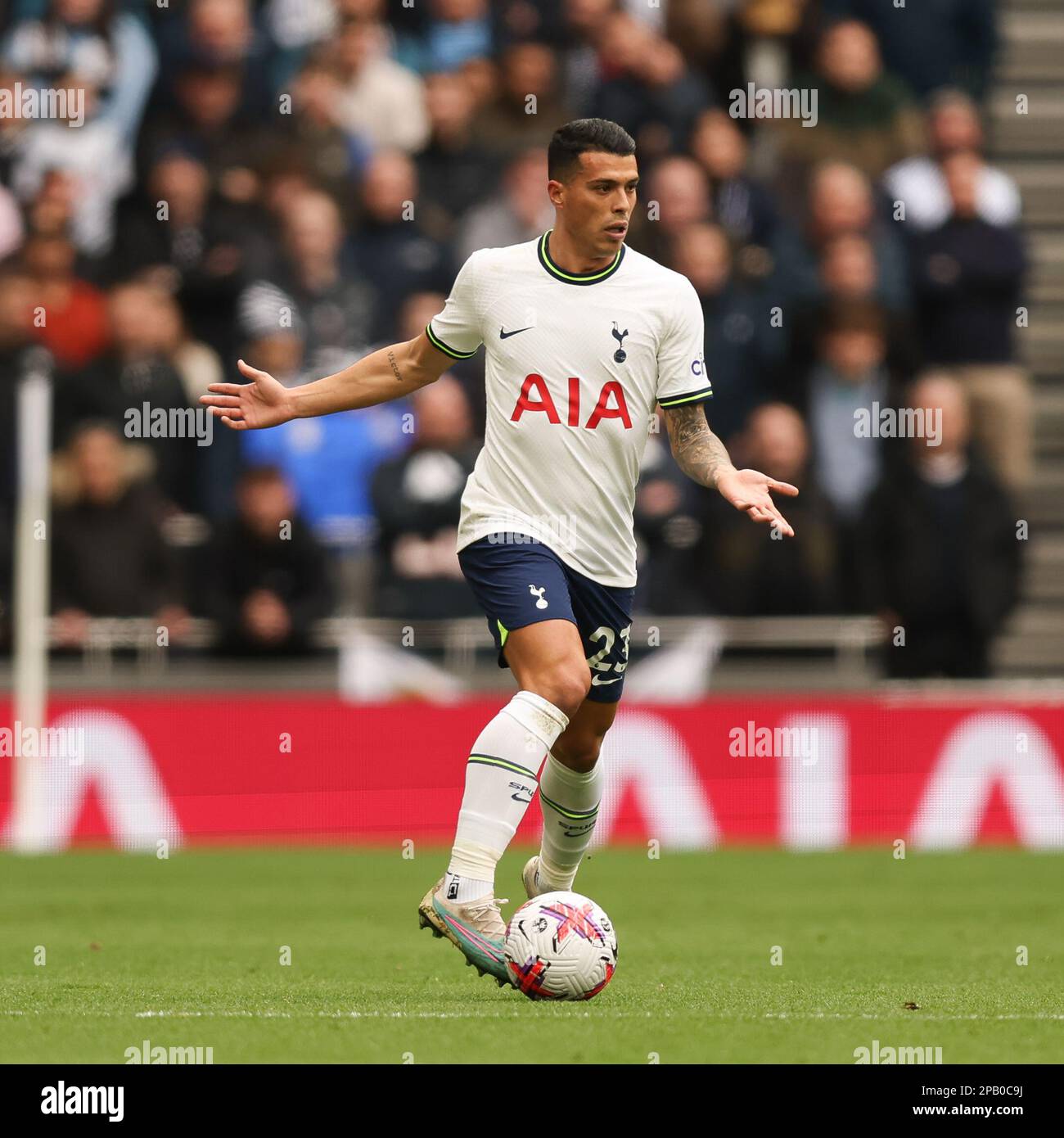 Londra, Regno Unito. 12th Mar, 2023. Pedro Porro di Tottenham Hotspur in azione durante la partita della Premier League tra Tottenham Hotspur e Nottingham Forest al Tottenham Hotspur Stadium, Londra, Inghilterra il 11 marzo 2023. Foto di Ken Sparks. Solo per uso editoriale, licenza richiesta per uso commerciale. Non è utilizzabile nelle scommesse, nei giochi o nelle pubblicazioni di un singolo club/campionato/giocatore. Credit: UK Sports Pics Ltd/Alamy Live News Foto Stock