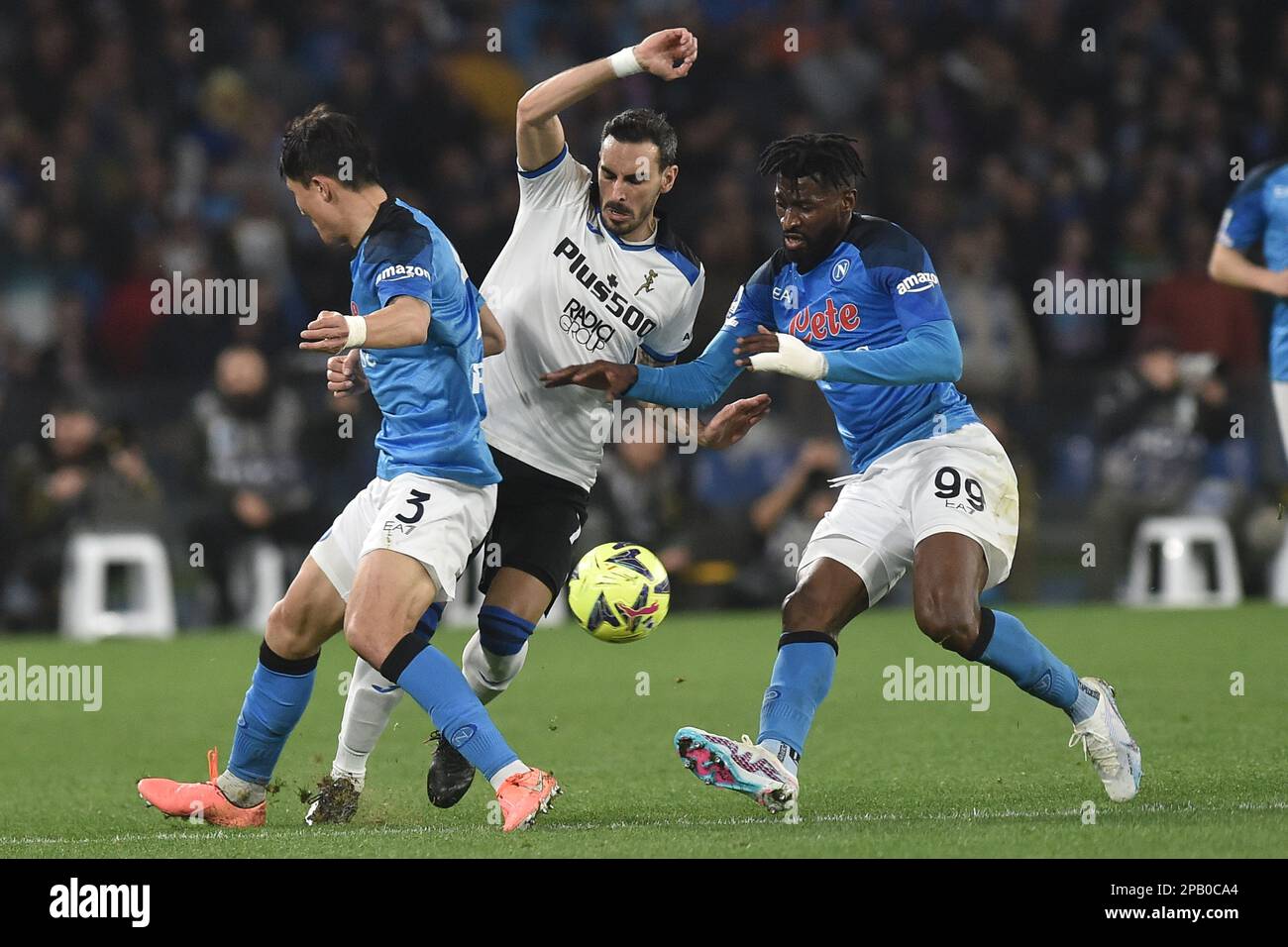 Andre’ Anguissa di SSC Napoli compete per la palla con Davide Zappacosta di Atalanta durante la Serie A match tra SSC Napoli e Atalanta BC allo Stadio Diego Armando Maradona Credit: Live Media Publishing Group/Alamy Live News Foto Stock