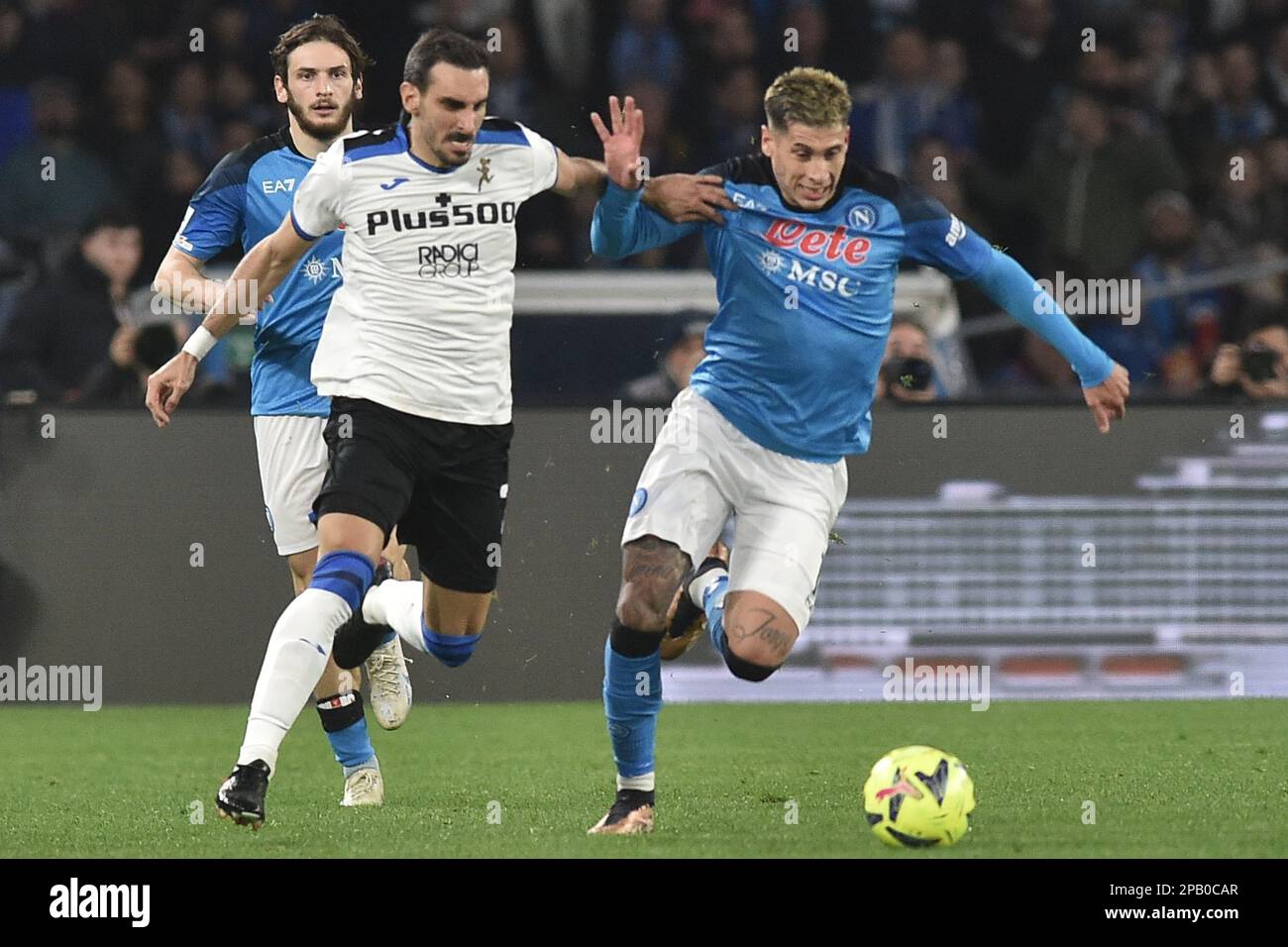 Mathias Olivera di SSC Napoli compete per la palla con Davide Zappacosta di Atalanta durante la Serie A match tra SSC Napoli e Atalanta BC allo Stadio Diego Armando Maradona Credit: Live Media Publishing Group/Alamy Live News Foto Stock