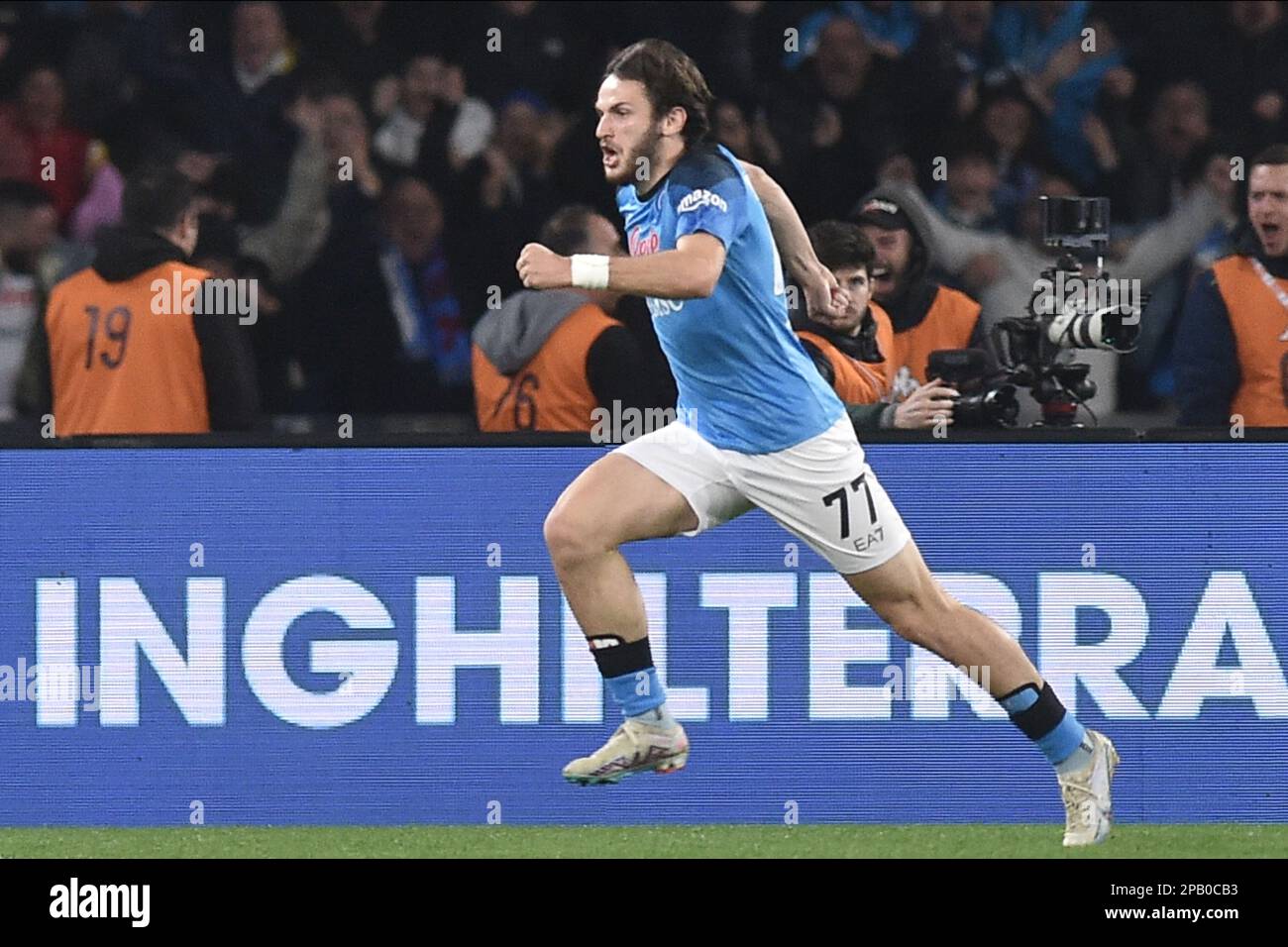 Khvicha Kvaratskhelia di SSC Napoli fa il tifo per il goal durante la Serie Una partita tra SSC Napoli e Atalanta BC allo stadio Diego Armando Maradona Credit: Live Media Publishing Group/Alamy Live News Foto Stock