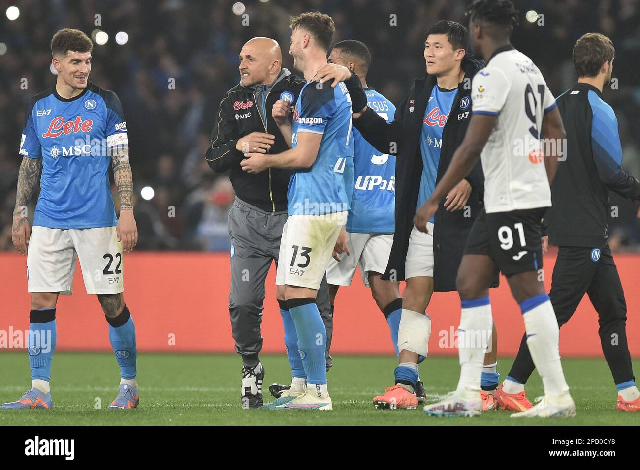 Luciano Spalletti allenatore della SSC Napoli abbraccia i ragazzi al termine della gara durante la Serie Un match tra SSC Napoli e Atalanta BC allo Stadio Diego Armando Maradona Credit: Live Media Publishing Group/Alamy Live News Foto Stock
