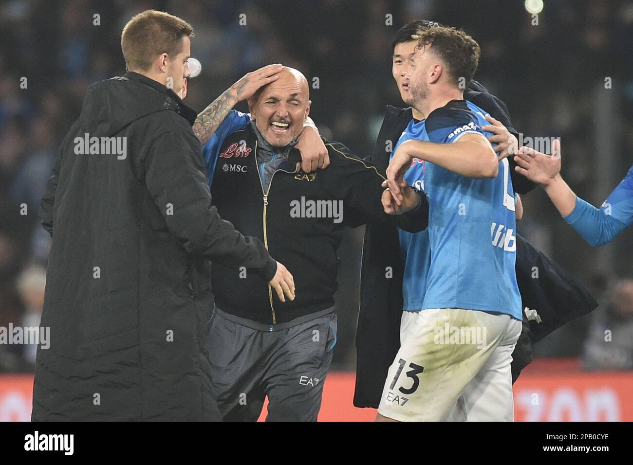 Luciano Spalletti allenatore della SSC Napoli abbraccia i ragazzi al termine della gara durante la Serie Un match tra SSC Napoli e Atalanta BC allo Stadio Diego Armando Maradona Credit: Live Media Publishing Group/Alamy Live News Foto Stock