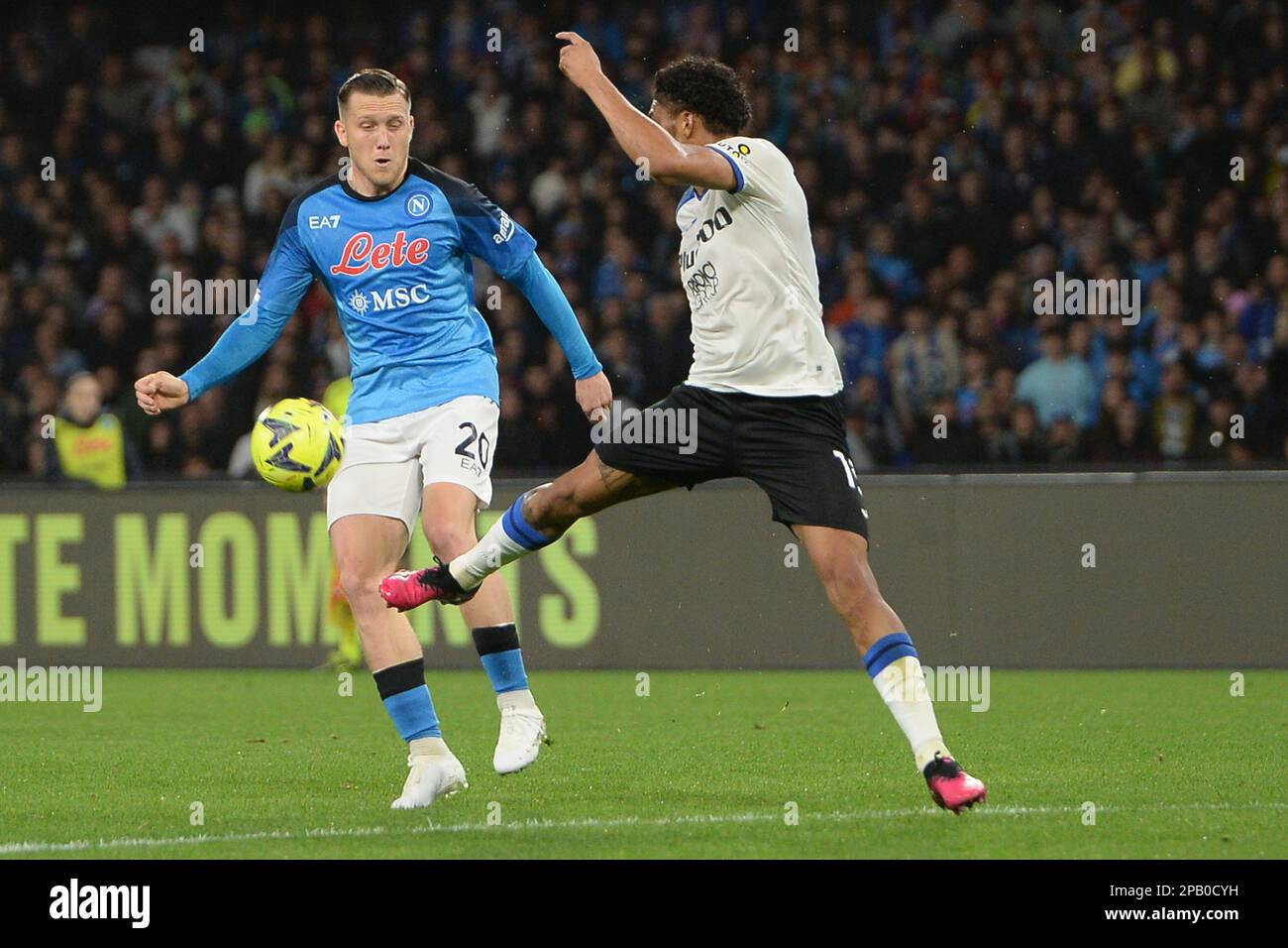 Piotr Zielinski di SSC Napoli compete per la palla con Jose Dos Santos Ederson di Atalanta durante la Serie A match tra SSC Napoli e Atalanta BC a Diego Armando Maradona Stadium Credit: Live Media Publishing Group/Alamy Live News Foto Stock