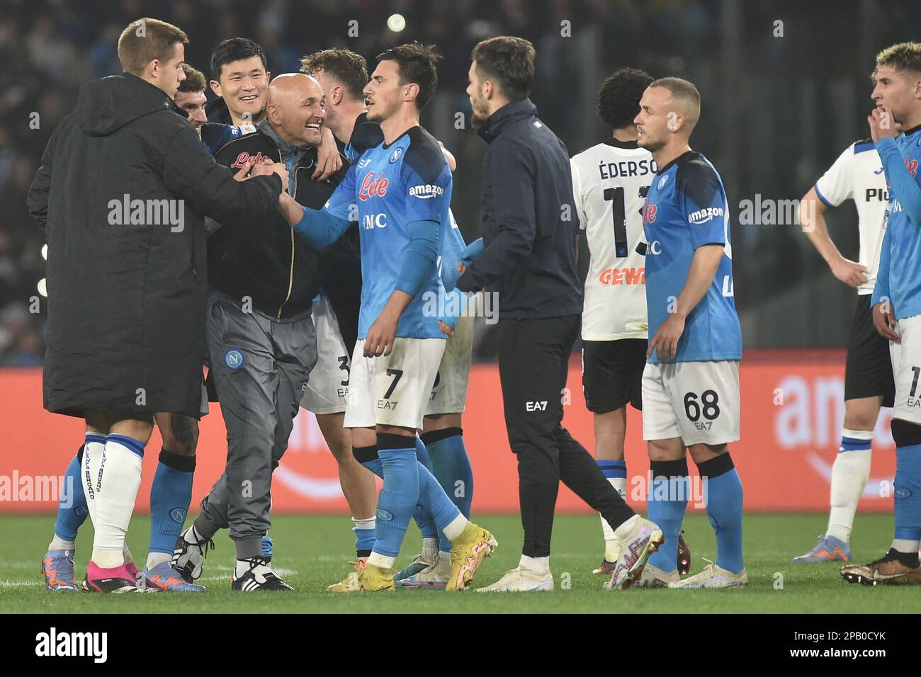Luciano Spalletti allenatore della SSC Napoli abbraccia i ragazzi al termine della gara durante la Serie Un match tra SSC Napoli e Atalanta BC allo Stadio Diego Armando Maradona Credit: Live Media Publishing Group/Alamy Live News Foto Stock