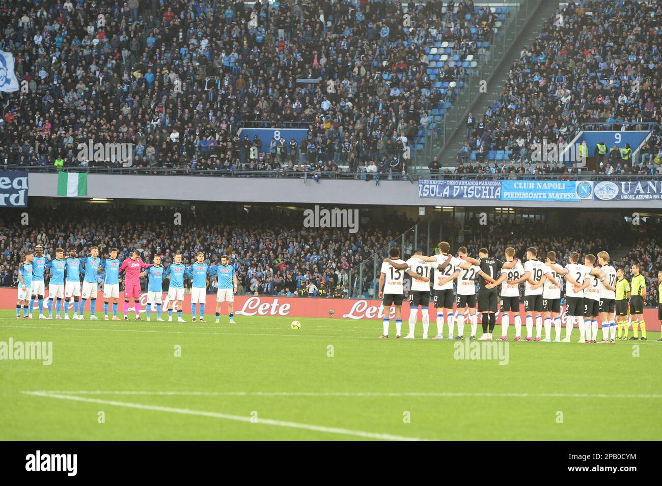 Le squadre nel minuto di silenzio durante la Serie Un match tra SSC Napoli e Atalanta BC allo Stadio Diego Armando Maradona Credit: Live Media Publishing Group/Alamy Live News Foto Stock