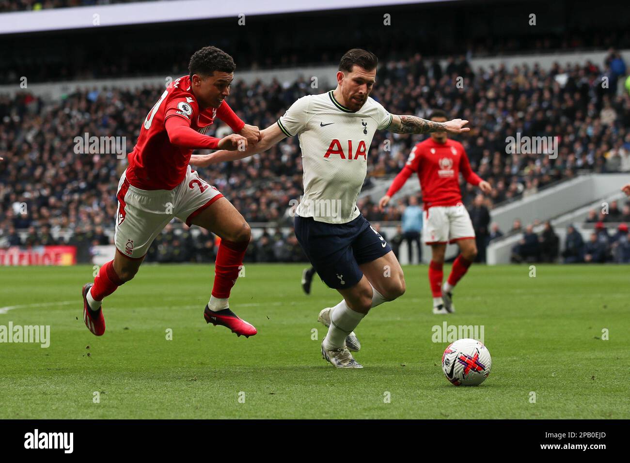 Londra, Regno Unito. 12th Mar, 2023. Brennan Johnson di Nottingham Forest è sfidato da Pierre-Emile H¿jbjjerg di Tottenham Hotspur durante la partita della Premier League tra Tottenham Hotspur e Nottingham Forest al Tottenham Hotspur Stadium, Londra, Inghilterra il 11 marzo 2023. Foto di Ken Sparks. Solo per uso editoriale, licenza richiesta per uso commerciale. Non è utilizzabile nelle scommesse, nei giochi o nelle pubblicazioni di un singolo club/campionato/giocatore. Credit: UK Sports Pics Ltd/Alamy Live News Foto Stock