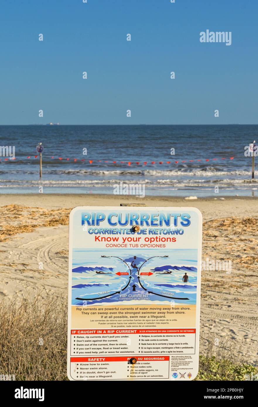Galveston, Texas, USA - Febbraio 2023: Cartello di avvertimento che informa i visitatori della spiaggia sul pericolo di correnti di lacerazione nel mare Foto Stock