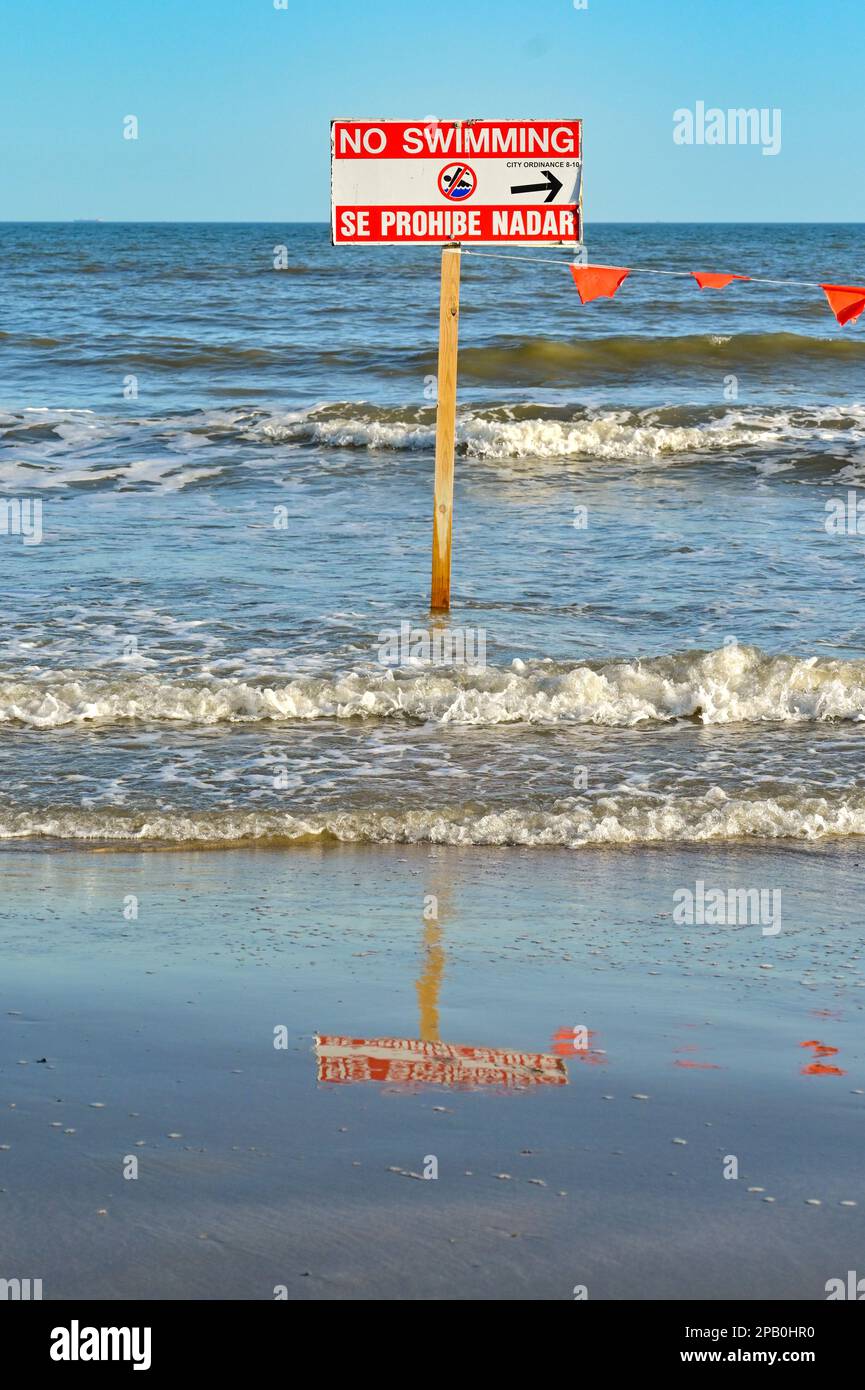 Galveston, Texas, USA - 2023 febbraio: Segnale di avvertimento sul bordo dell'acqua che dice ai visitatori che non c'è nuoto per motivi di sicurezza Foto Stock