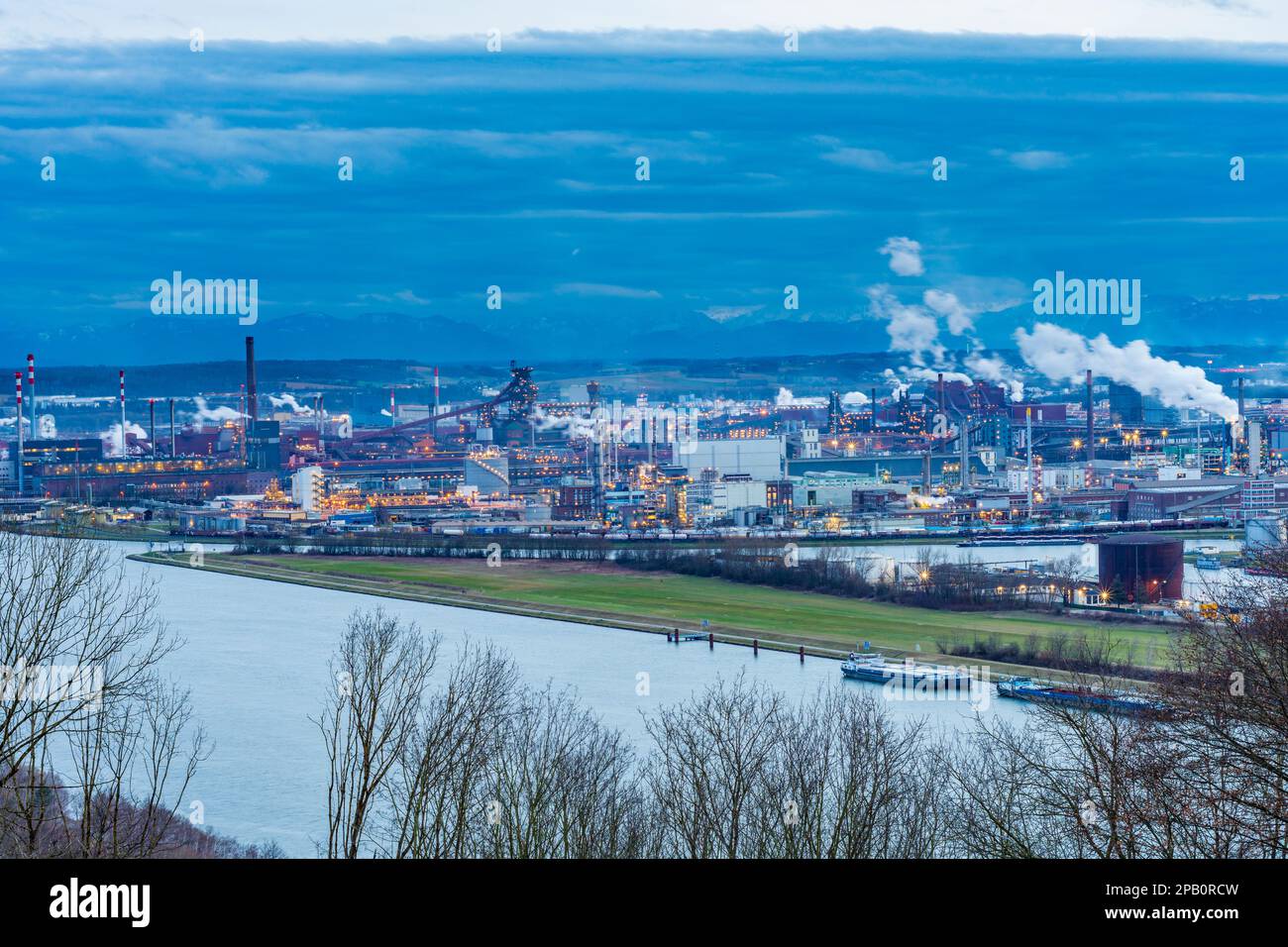 Linz: fiume Donau (Danubio), ponte stradale Steyregger Brücke, acciaierie Voestalpine, Chemiepark Linz con la società Borealis AG, Alpi in background a Zen Foto Stock
