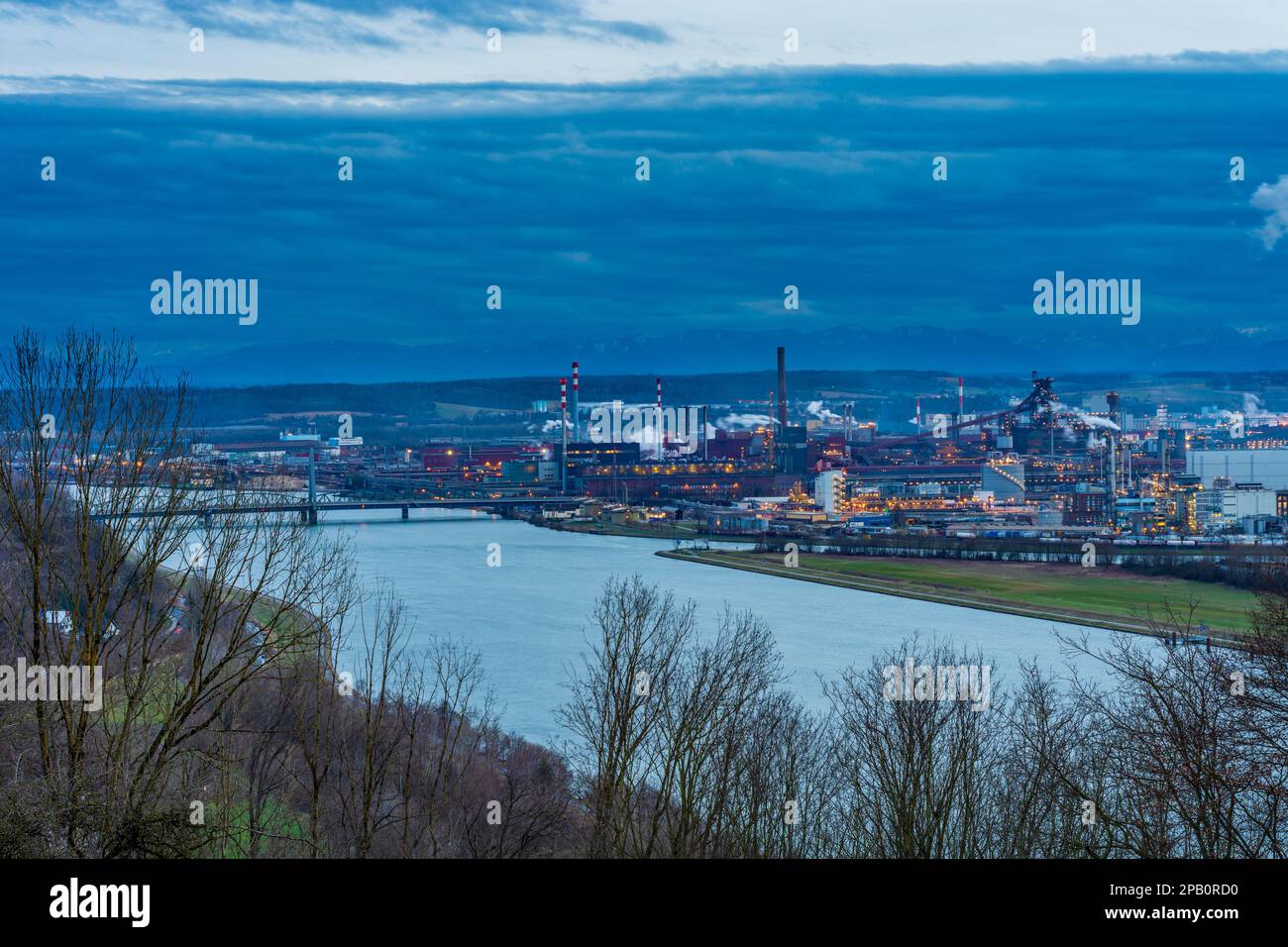 Linz: fiume Donau (Danubio), ponte stradale Steyregger Brücke, acciaierie Voestalpine, Chemiepark Linz con la società Borealis AG, Alpi in background a Zen Foto Stock