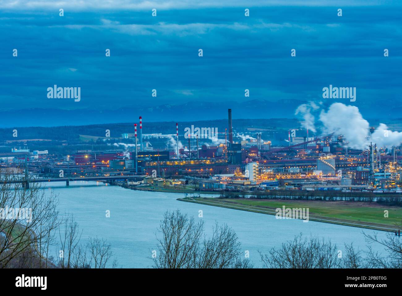 Linz: fiume Donau (Danubio), ponte stradale Steyregger Brücke, acciaierie Voestalpine, Chemiepark Linz con la società Borealis AG, Alpi in background a Zen Foto Stock