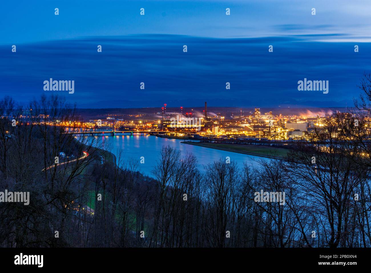 Linz: fiume Donau (Danubio), ponte stradale Steyregger Brücke, acciaierie Voestalpine, Chemiepark Linz con la società Borealis AG, Alpi in background a Zen Foto Stock