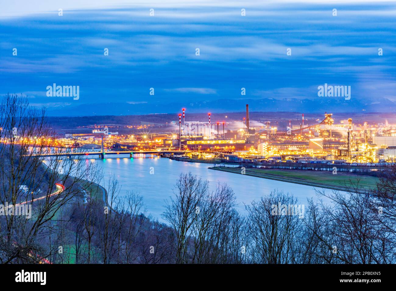 Linz: fiume Donau (Danubio), ponte stradale Steyregger Brücke, acciaierie Voestalpine, Chemiepark Linz con la società Borealis AG, Alpi in background a Zen Foto Stock