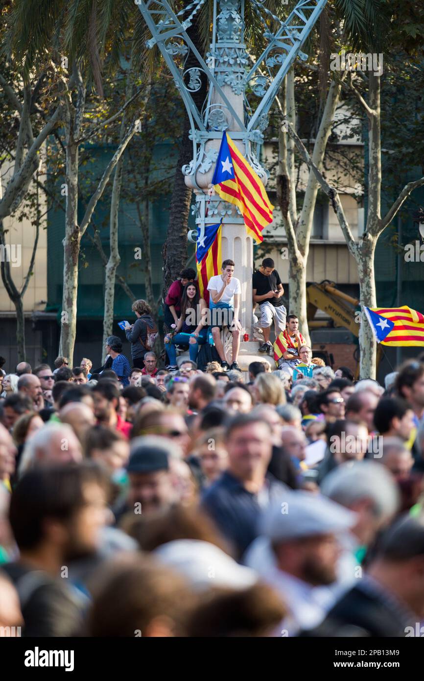 BARCELLONA, SPAGNA. 10. Ottobre 2017. I sostenitori dell'indipendenza catalana si riuniscono davanti al Parlamento catalano per un'azione del presidente delle regioni Char Foto Stock