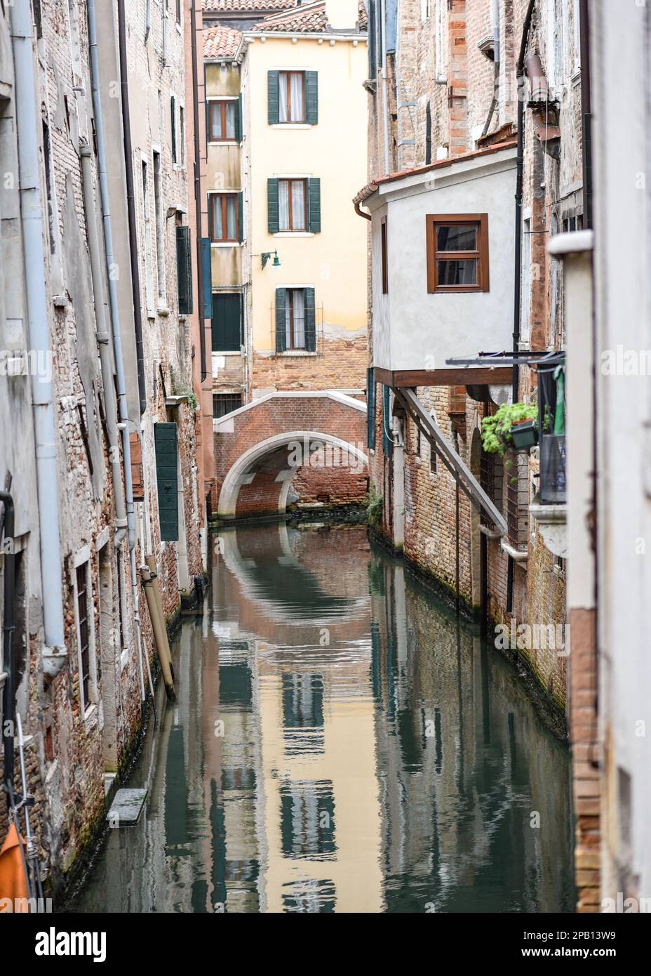 Venezia, Italia - 14 Nov, 2022: Riflessioni su un canale di San Marco Foto Stock