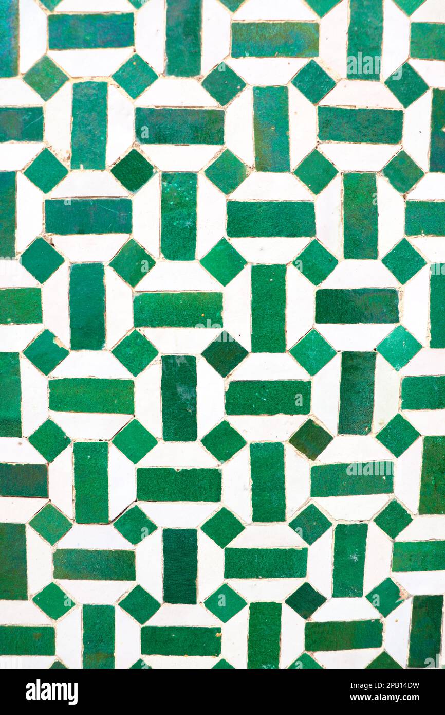 Un modello geometrico verde di rettangoli e diamanti in una tessera Foto Stock