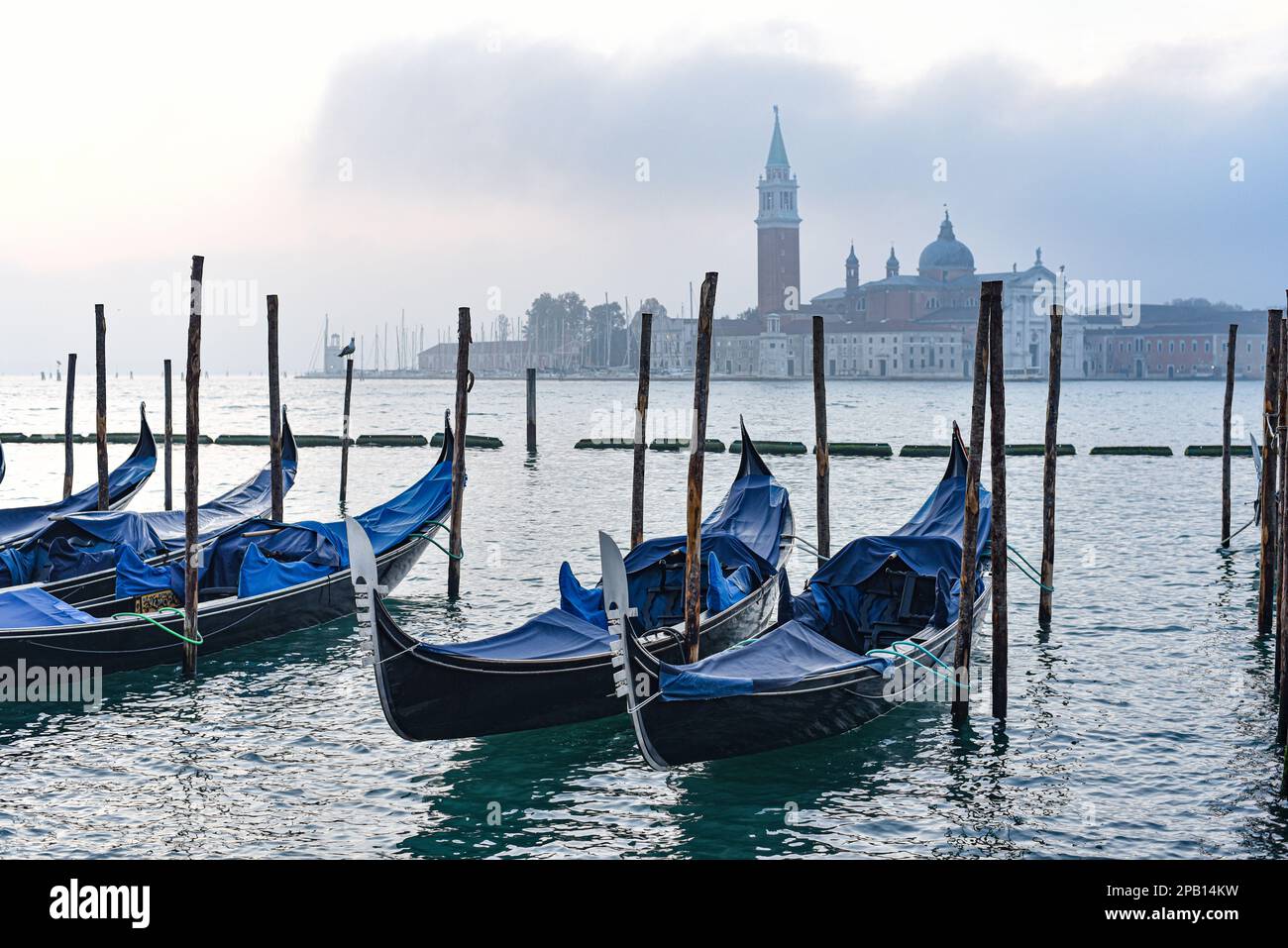 Venezia, Italia - 15 novembre 2022: Vista mattutina delle gondole, del Canal Grande e del Campanile di San Giorgio Foto Stock