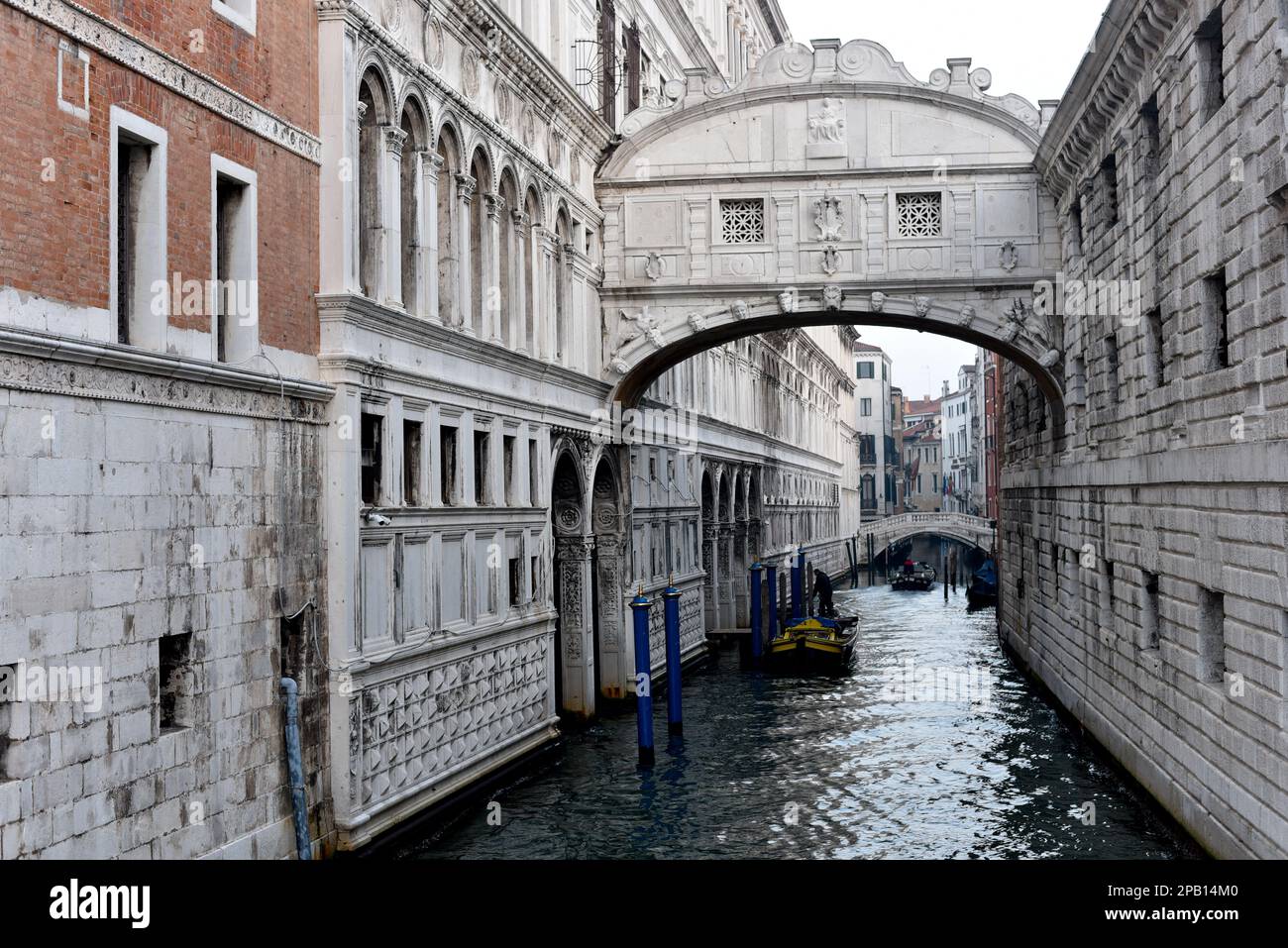Venezia, Italia - 15 Nov 2022: Ponte dei Sospiri, o Ponte de Suspiri, e Palazzo Ducale Foto Stock