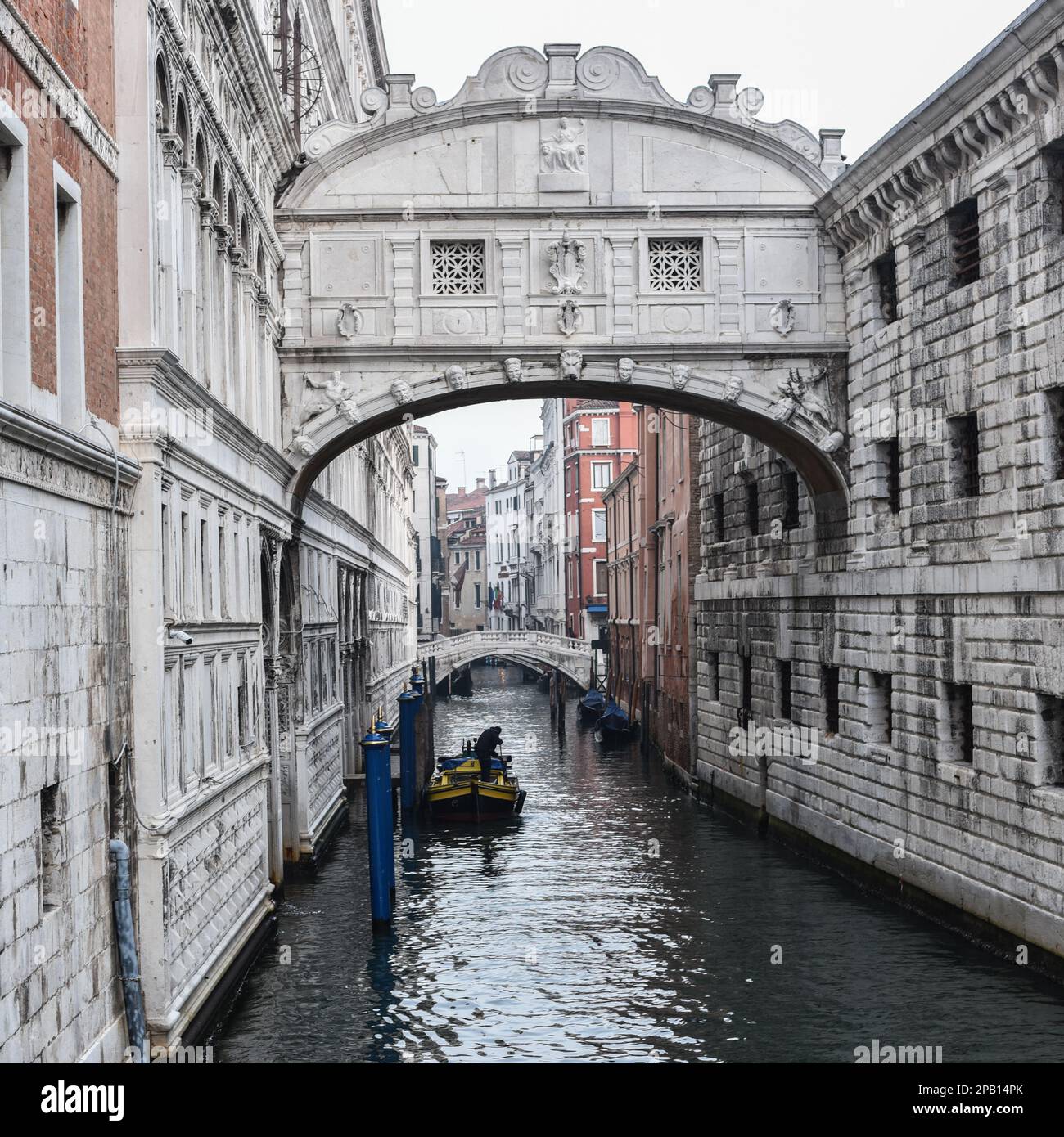 Venezia, Italia - 15 Nov 2022: Ponte dei Sospiri, o Ponte de Suspiri, e Palazzo Ducale Foto Stock