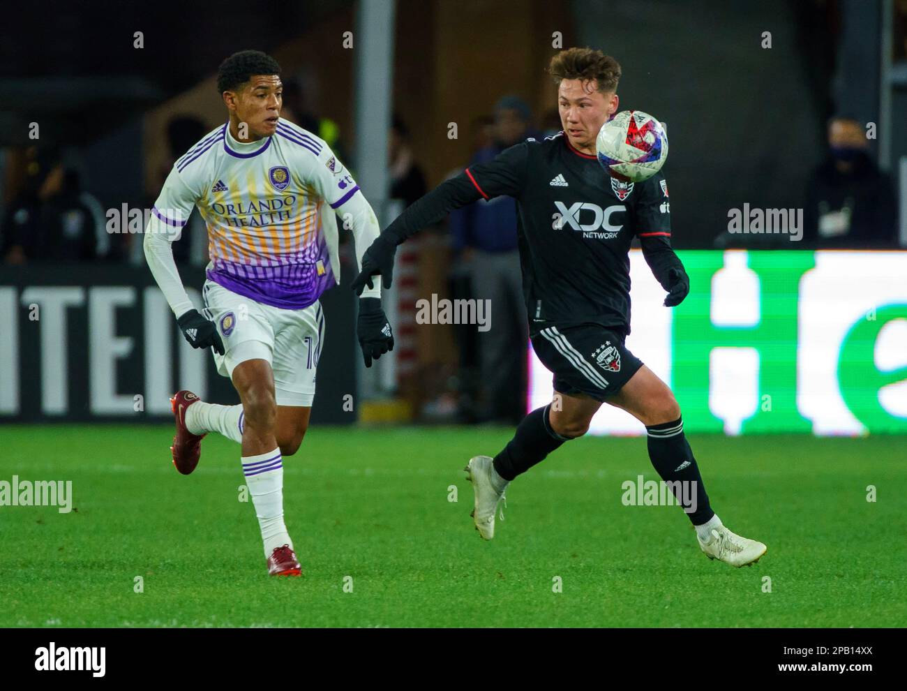 WASHINGTON, DC, USA - 11 MARZO 2023: Il centrocampista DC United Theodore Ku-Dipietro (21) si allontana da Orlando City SC in avanti Ivan Angulo (77) durante una partita MLS tra D.C United e Orlando City SC, il 11 marzo 2023, presso l'Audi Field, a Washington, CC. (Foto di Tony Quinn-Alamy Live News) Foto Stock