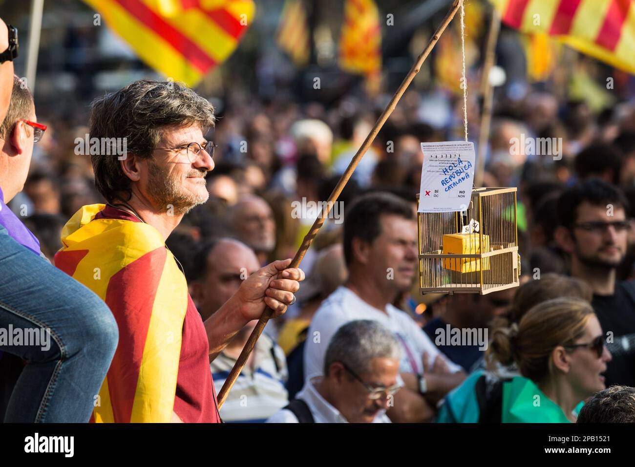 BARCELLONA, SPAGNA. 10. Ottobre 2017. I sostenitori dell'indipendenza catalana si riuniscono davanti al Parlamento catalano per un'azione del presidente delle regioni Char Foto Stock