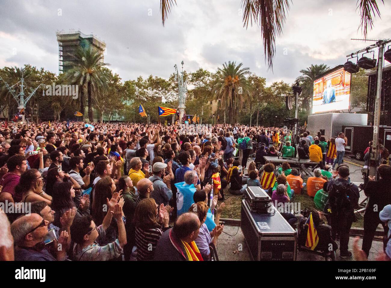 BARCELLONA, SPAGNA. 10. Ottobre 2017. I sostenitori dell'indipendenza catalana si riuniscono davanti al Parlamento catalano per un'azione del presidente delle regioni Char Foto Stock