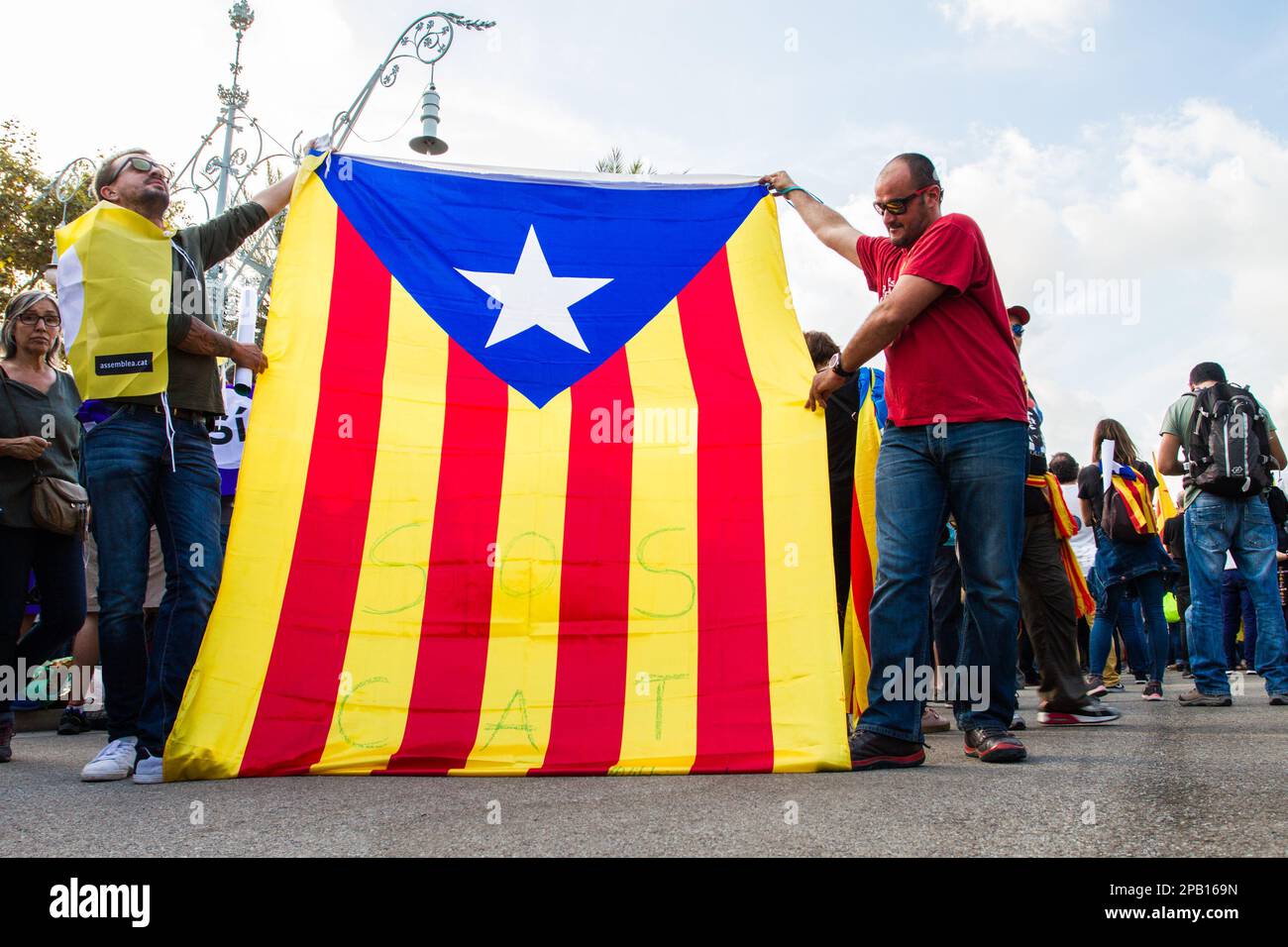 BARCELLONA, SPAGNA. 10. Ottobre 2017. I sostenitori dell'indipendenza catalana si riuniscono davanti al Parlamento catalano per un'azione del presidente delle regioni Char Foto Stock